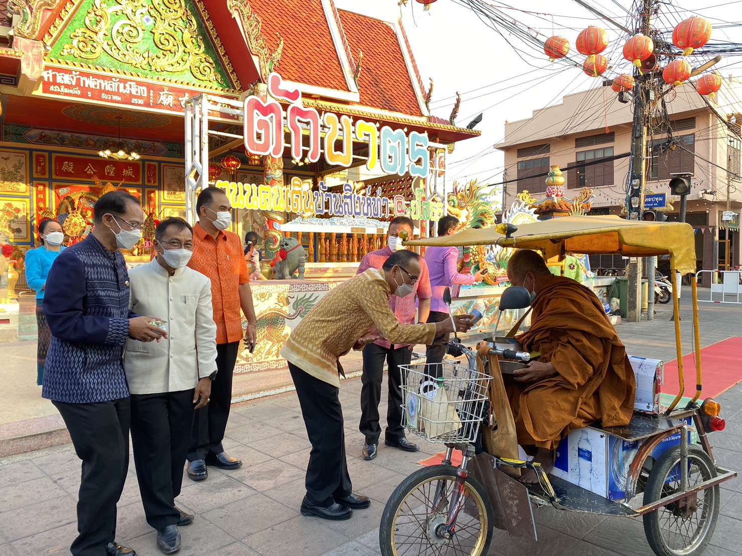 ☘พช.ยโสธรร่วมทำบุญตักบาตรย้อนยุค วิถีถิ่น วิถีไทย ถนนคนเดินยโสธร เมืองเก่าบ้านสิงห์ท่า และร่วมกันสวมใส่ผ้าไทยตามโครงการ “ผ้าไทยใส่ให้สนุก” Copy