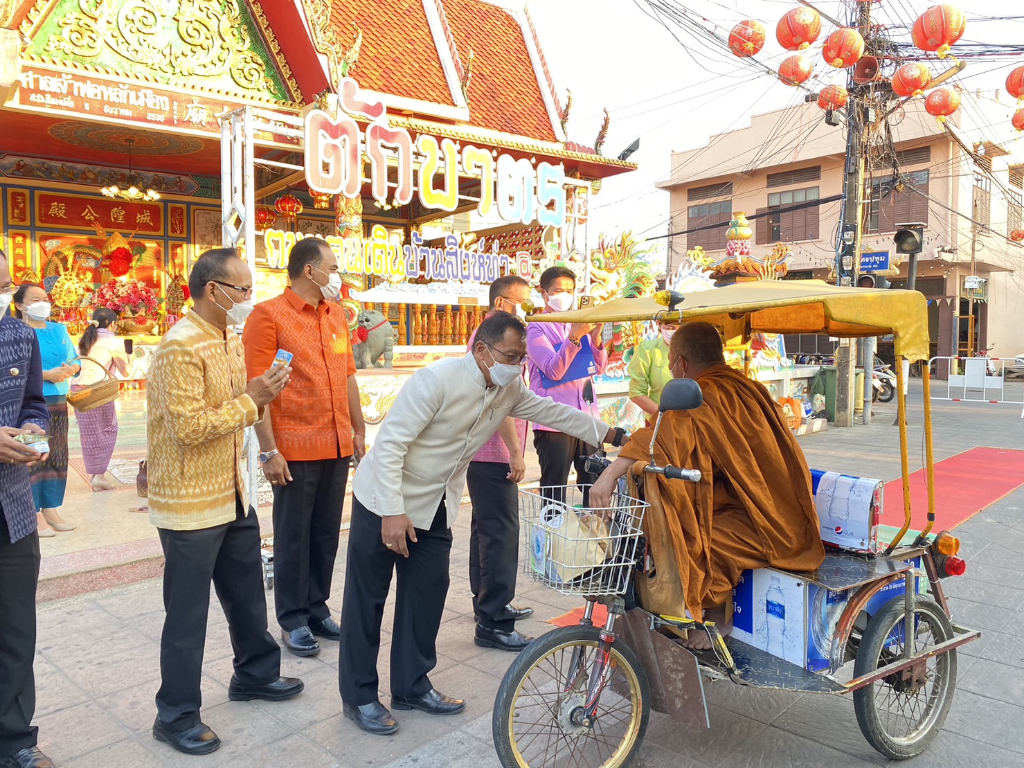 ☘พช.ยโสธรร่วมทำบุญตักบาตรย้อนยุค วิถีถิ่น วิถีไทย ถนนคนเดินยโสธร เมืองเก่าบ้านสิงห์ท่า และร่วมกันสวมใส่ผ้าไทยตามโครงการ “ผ้าไทยใส่ให้สนุก” Copy