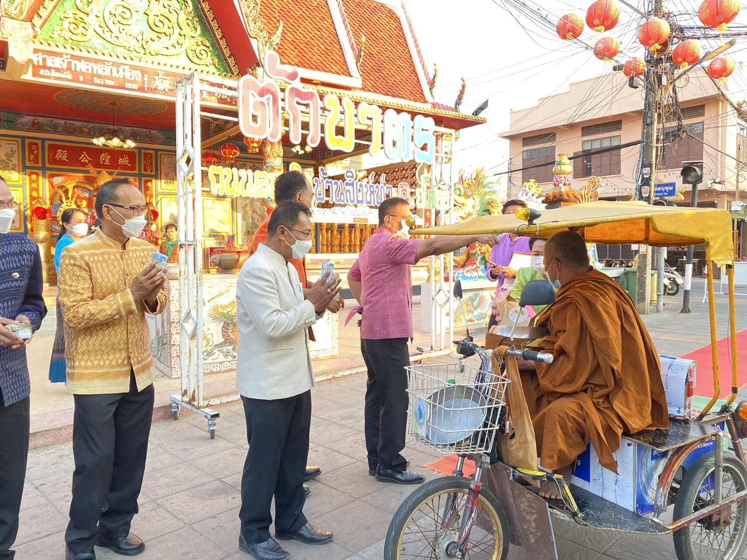 ☘พช.ยโสธรร่วมทำบุญตักบาตรย้อนยุค วิถีถิ่น วิถีไทย ถนนคนเดินยโสธร เมืองเก่าบ้านสิงห์ท่า และร่วมกันสวมใส่ผ้าไทยตามโครงการ “ผ้าไทยใส่ให้สนุก” Copy