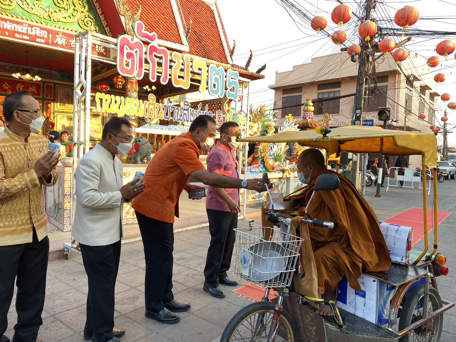 ☘พช.ยโสธรร่วมทำบุญตักบาตรย้อนยุค วิถีถิ่น วิถีไทย ถนนคนเดินยโสธร เมืองเก่าบ้านสิงห์ท่า และร่วมกันสวมใส่ผ้าไทยตามโครงการ “ผ้าไทยใส่ให้สนุก” Copy