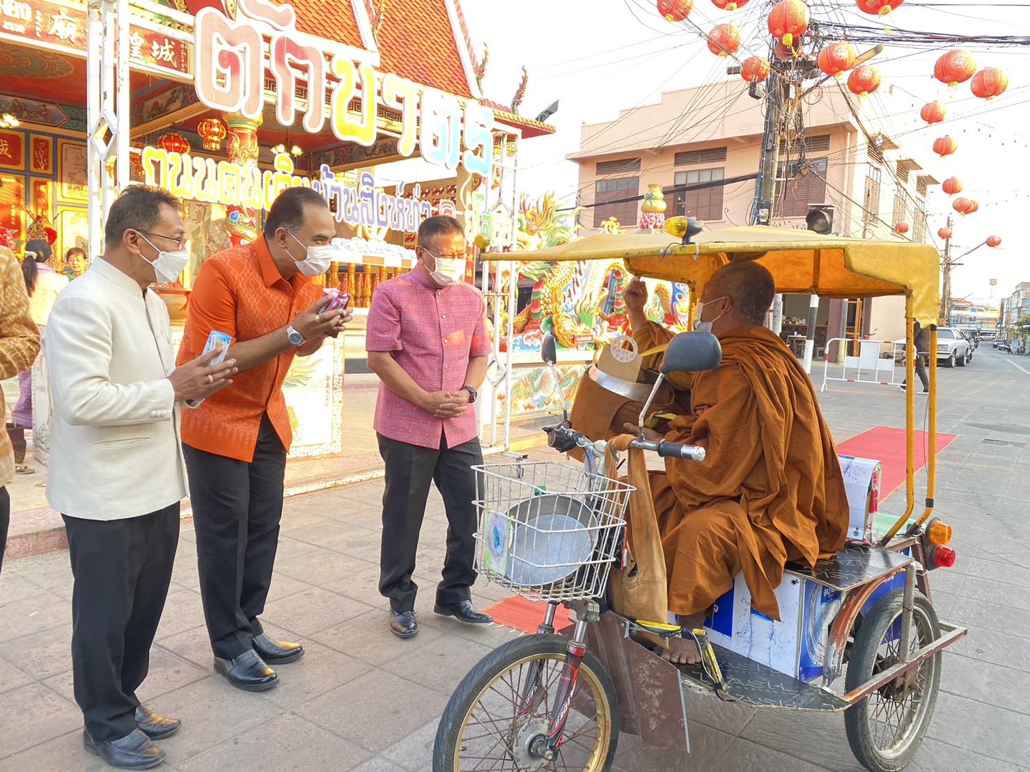 ☘พช.ยโสธรร่วมทำบุญตักบาตรย้อนยุค วิถีถิ่น วิถีไทย ถนนคนเดินยโสธร เมืองเก่าบ้านสิงห์ท่า และร่วมกันสวมใส่ผ้าไทยตามโครงการ “ผ้าไทยใส่ให้สนุก” Copy