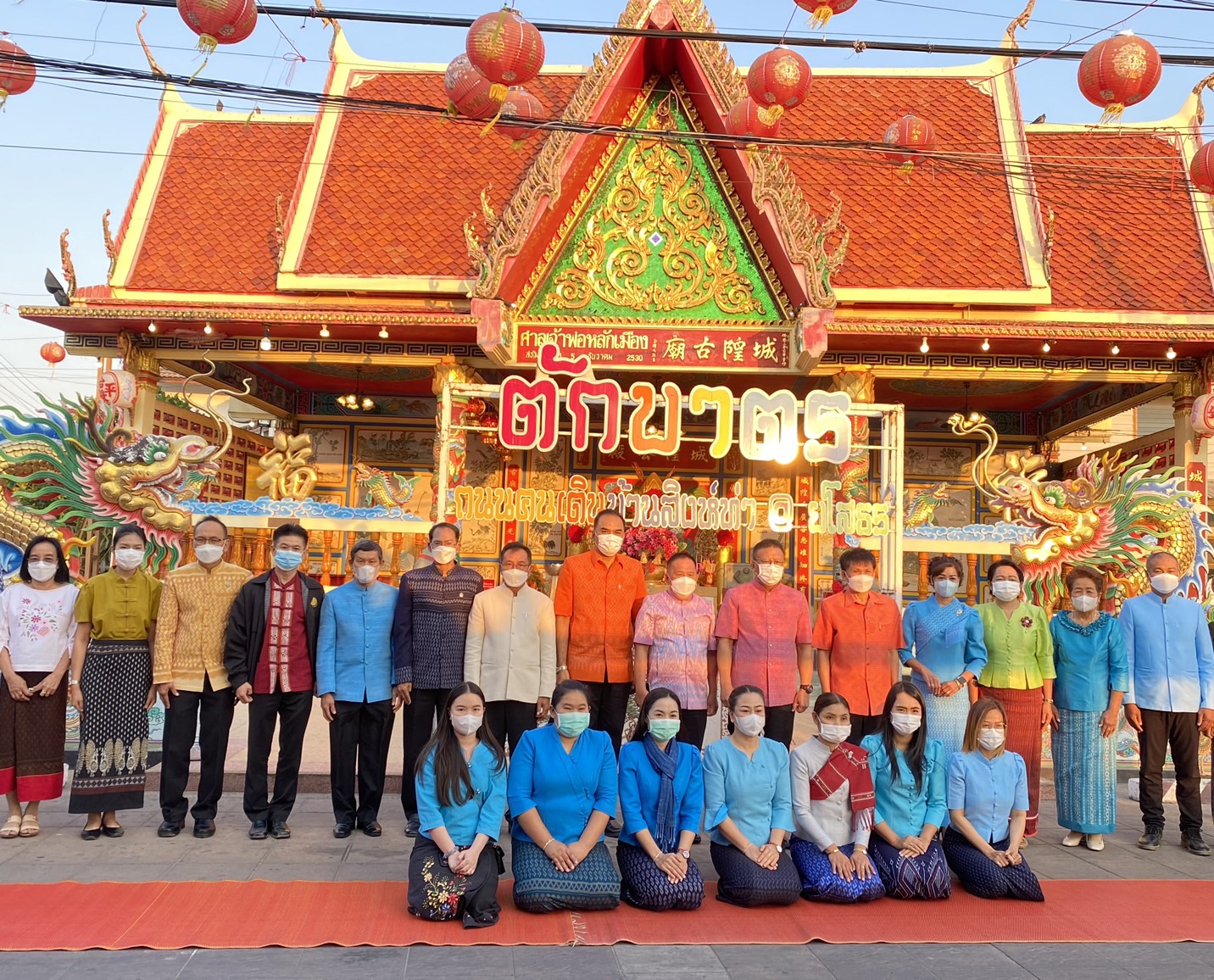 ☘พช.ยโสธรร่วมทำบุญตักบาตรย้อนยุค วิถีถิ่น วิถีไทย ถนนคนเดินยโสธร เมืองเก่าบ้านสิงห์ท่า และร่วมกันสวมใส่ผ้าไทยตามโครงการ “ผ้าไทยใส่ให้สนุก” Copy