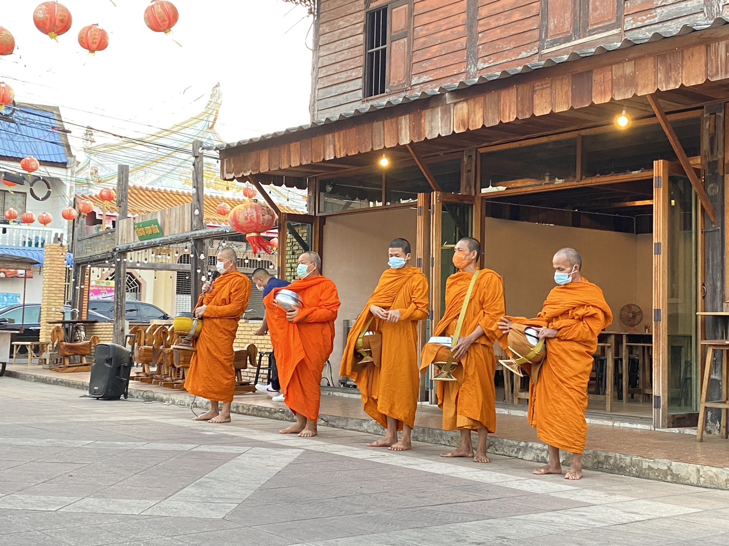 ☘พช.ยโสธรร่วมทำบุญตักบาตรย้อนยุค วิถีถิ่น วิถีไทย ถนนคนเดินยโสธร เมืองเก่าบ้านสิงห์ท่า และร่วมกันสวมใส่ผ้าไทยตามโครงการ “ผ้าไทยใส่ให้สนุก” Copy