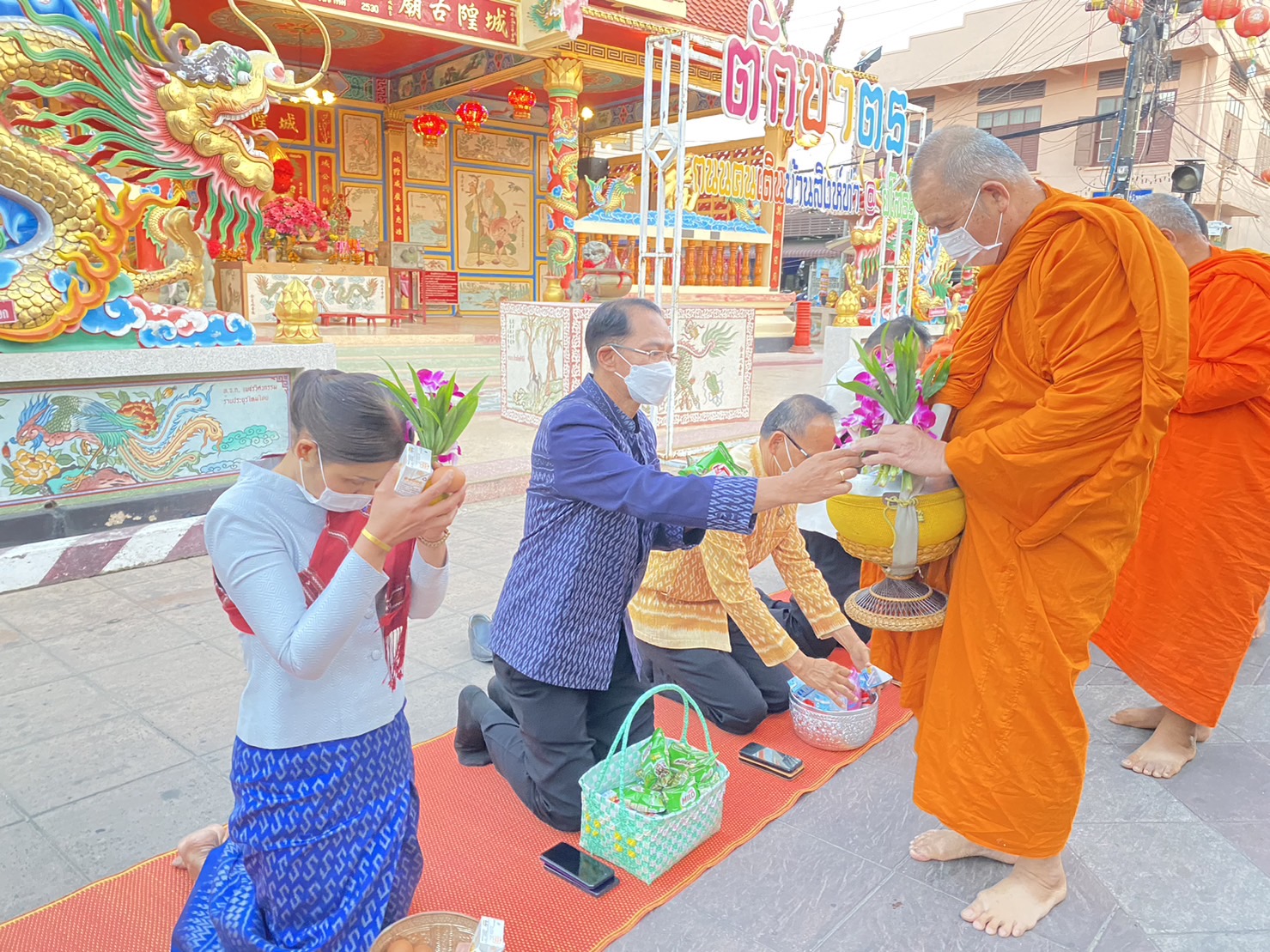 ☘พช.ยโสธรร่วมทำบุญตักบาตรย้อนยุค วิถีถิ่น วิถีไทย ถนนคนเดินยโสธร เมืองเก่าบ้านสิงห์ท่า และร่วมกันสวมใส่ผ้าไทยตามโครงการ “ผ้าไทยใส่ให้สนุก” Copy