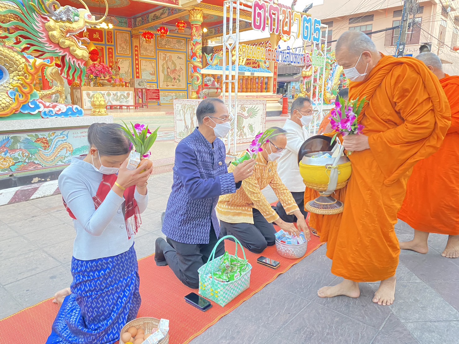 ☘พช.ยโสธรร่วมทำบุญตักบาตรย้อนยุค วิถีถิ่น วิถีไทย ถนนคนเดินยโสธร เมืองเก่าบ้านสิงห์ท่า และร่วมกันสวมใส่ผ้าไทยตามโครงการ “ผ้าไทยใส่ให้สนุก” Copy