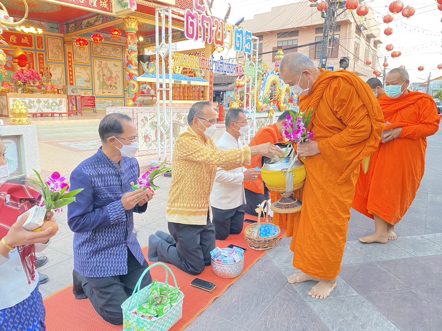 ☘พช.ยโสธรร่วมทำบุญตักบาตรย้อนยุค วิถีถิ่น วิถีไทย ถนนคนเดินยโสธร เมืองเก่าบ้านสิงห์ท่า และร่วมกันสวมใส่ผ้าไทยตามโครงการ “ผ้าไทยใส่ให้สนุก” Copy