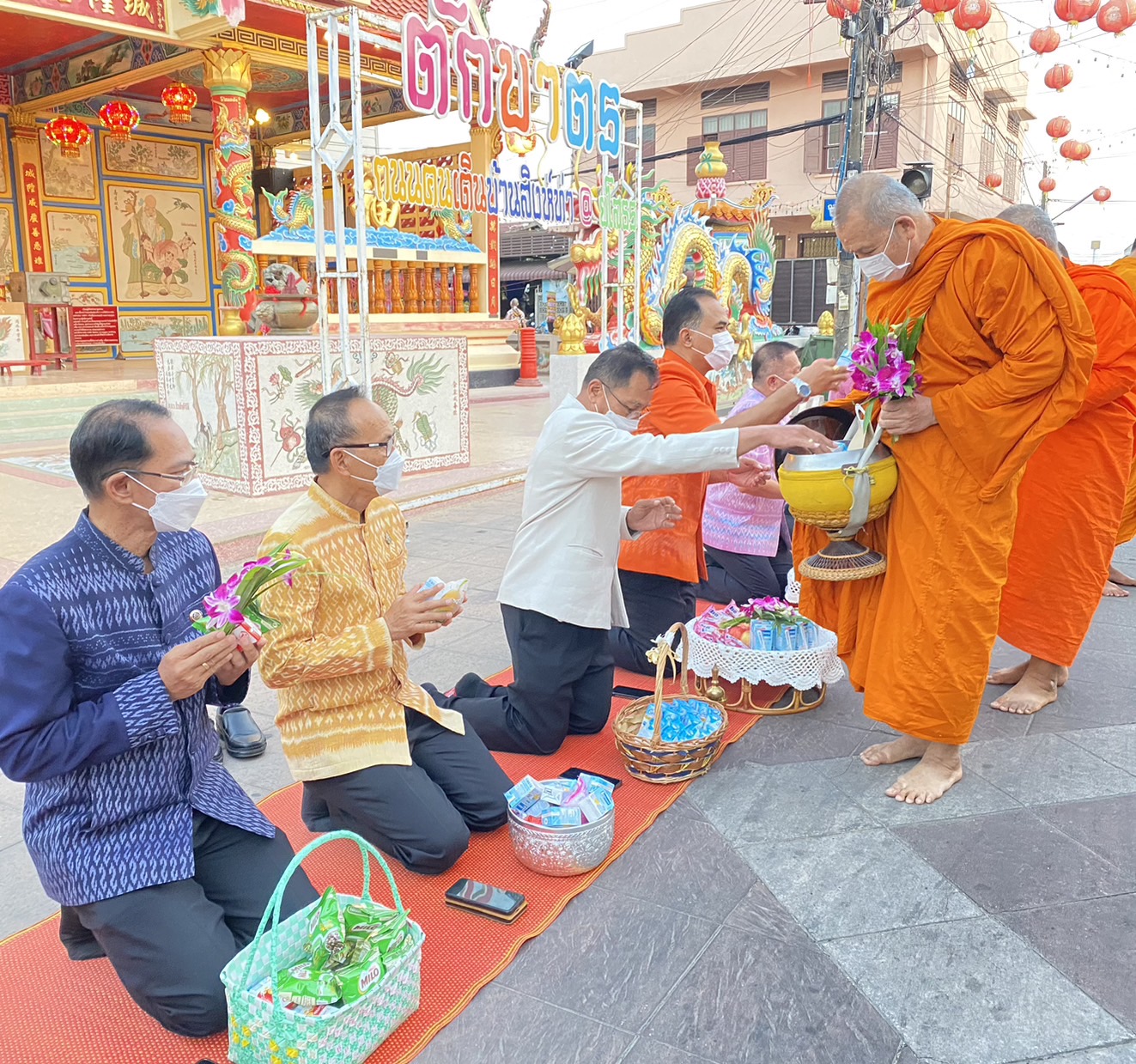 ☘พช.ยโสธรร่วมทำบุญตักบาตรย้อนยุค วิถีถิ่น วิถีไทย ถนนคนเดินยโสธร เมืองเก่าบ้านสิงห์ท่า และร่วมกันสวมใส่ผ้าไทยตามโครงการ “ผ้าไทยใส่ให้สนุก” Copy