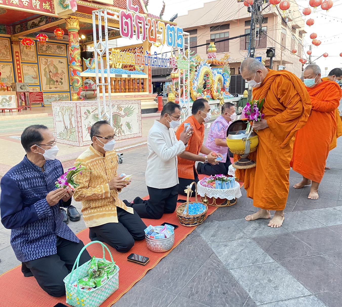 ☘พช.ยโสธรร่วมทำบุญตักบาตรย้อนยุค วิถีถิ่น วิถีไทย ถนนคนเดินยโสธร เมืองเก่าบ้านสิงห์ท่า และร่วมกันสวมใส่ผ้าไทยตามโครงการ “ผ้าไทยใส่ให้สนุก” Copy