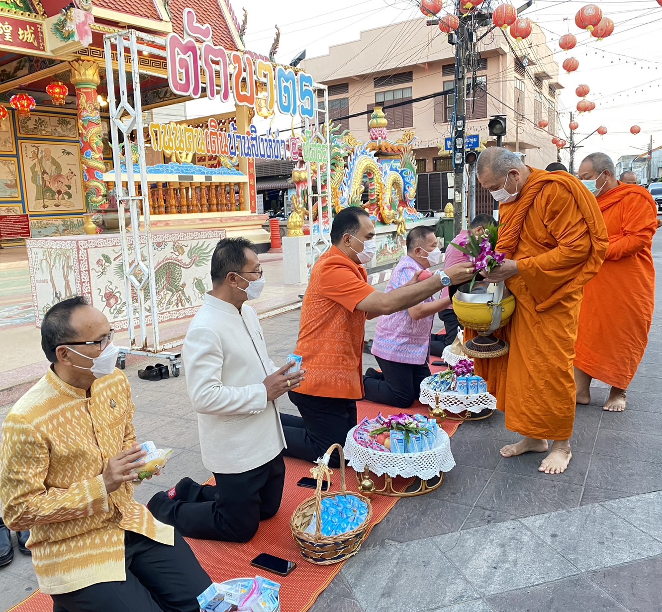 ☘พช.ยโสธรร่วมทำบุญตักบาตรย้อนยุค วิถีถิ่น วิถีไทย ถนนคนเดินยโสธร เมืองเก่าบ้านสิงห์ท่า และร่วมกันสวมใส่ผ้าไทยตามโครงการ “ผ้าไทยใส่ให้สนุก” Copy