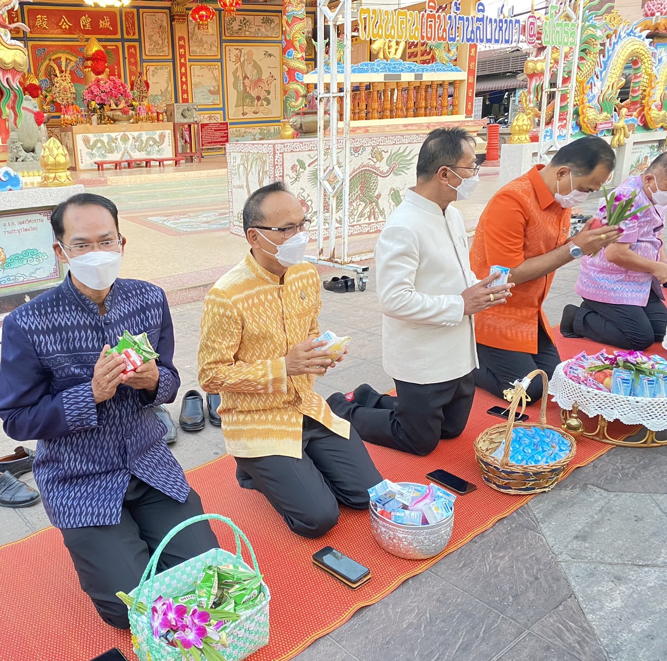 ☘พช.ยโสธรร่วมทำบุญตักบาตรย้อนยุค วิถีถิ่น วิถีไทย ถนนคนเดินยโสธร เมืองเก่าบ้านสิงห์ท่า และร่วมกันสวมใส่ผ้าไทยตามโครงการ “ผ้าไทยใส่ให้สนุก” Copy