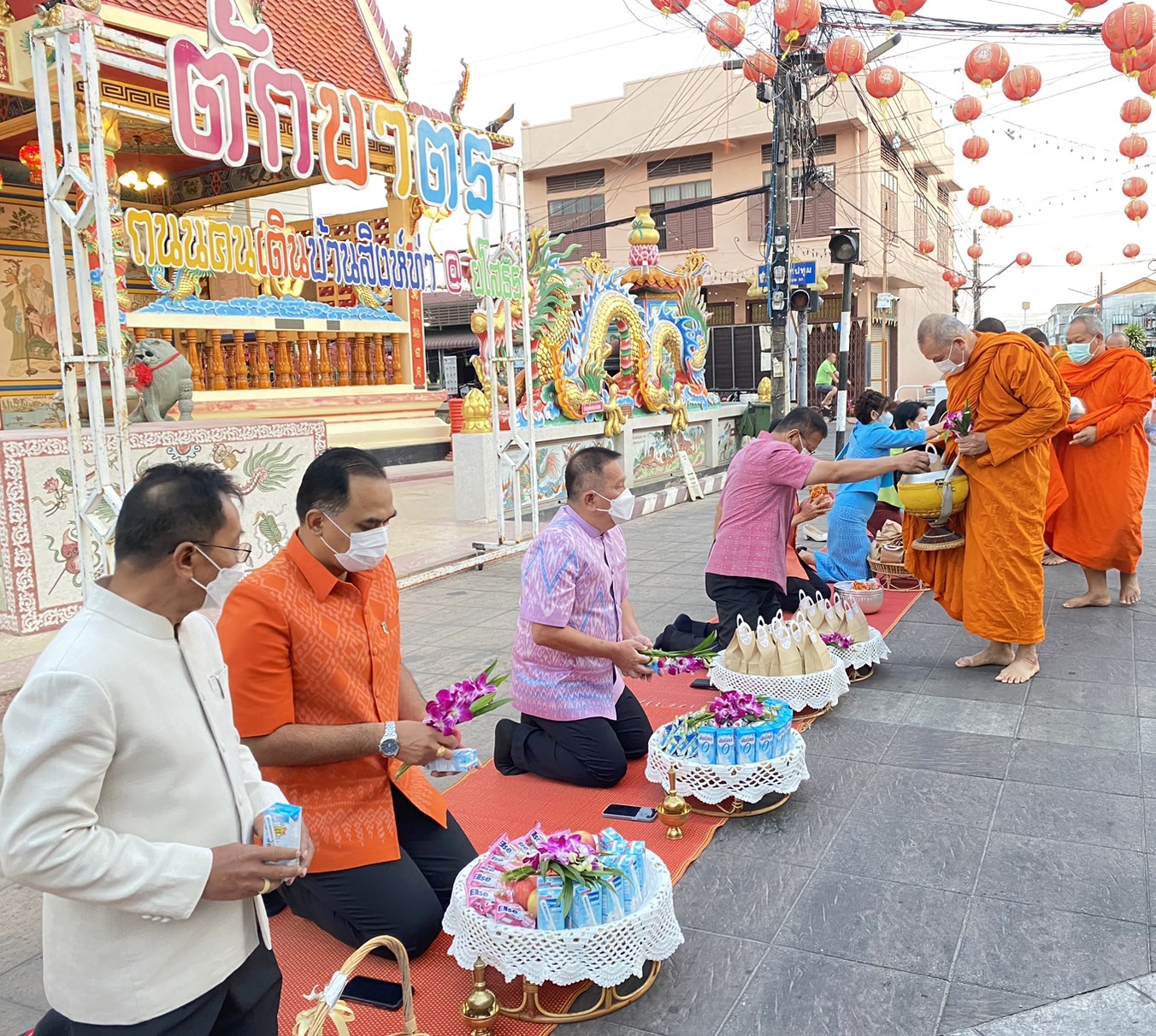 ☘พช.ยโสธรร่วมทำบุญตักบาตรย้อนยุค วิถีถิ่น วิถีไทย ถนนคนเดินยโสธร เมืองเก่าบ้านสิงห์ท่า และร่วมกันสวมใส่ผ้าไทยตามโครงการ “ผ้าไทยใส่ให้สนุก” Copy