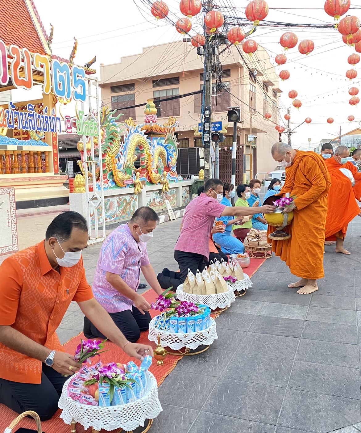☘พช.ยโสธรร่วมทำบุญตักบาตรย้อนยุค วิถีถิ่น วิถีไทย ถนนคนเดินยโสธร เมืองเก่าบ้านสิงห์ท่า และร่วมกันสวมใส่ผ้าไทยตามโครงการ “ผ้าไทยใส่ให้สนุก” Copy