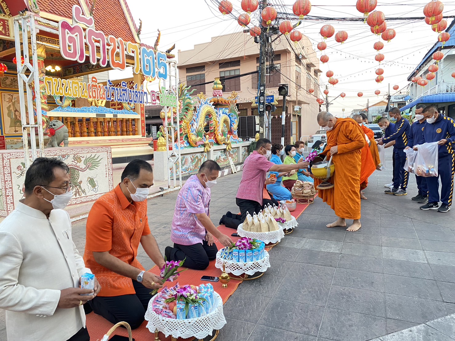 ☘พช.ยโสธรร่วมทำบุญตักบาตรย้อนยุค วิถีถิ่น วิถีไทย ถนนคนเดินยโสธร เมืองเก่าบ้านสิงห์ท่า และร่วมกันสวมใส่ผ้าไทยตามโครงการ “ผ้าไทยใส่ให้สนุก” Copy