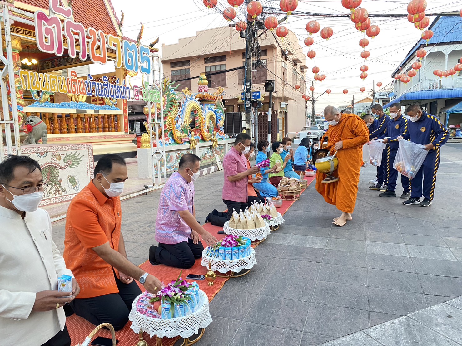 ☘พช.ยโสธรร่วมทำบุญตักบาตรย้อนยุค วิถีถิ่น วิถีไทย ถนนคนเดินยโสธร เมืองเก่าบ้านสิงห์ท่า และร่วมกันสวมใส่ผ้าไทยตามโครงการ “ผ้าไทยใส่ให้สนุก” Copy