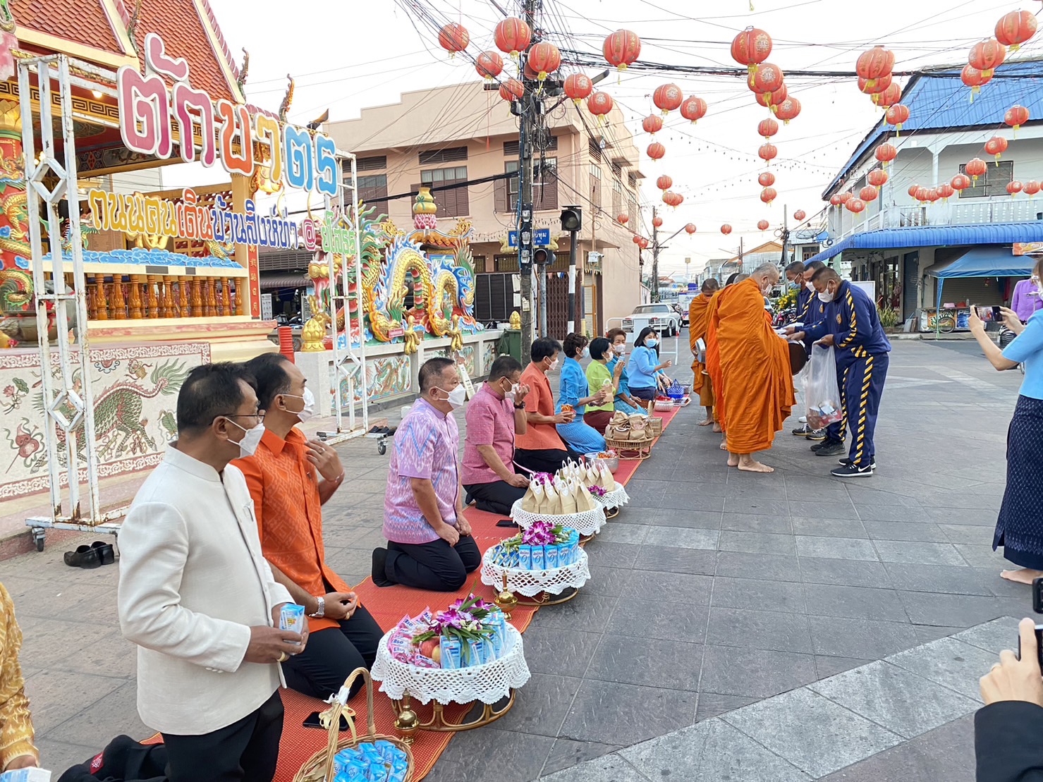 ☘พช.ยโสธรร่วมทำบุญตักบาตรย้อนยุค วิถีถิ่น วิถีไทย ถนนคนเดินยโสธร เมืองเก่าบ้านสิงห์ท่า และร่วมกันสวมใส่ผ้าไทยตามโครงการ “ผ้าไทยใส่ให้สนุก” Copy