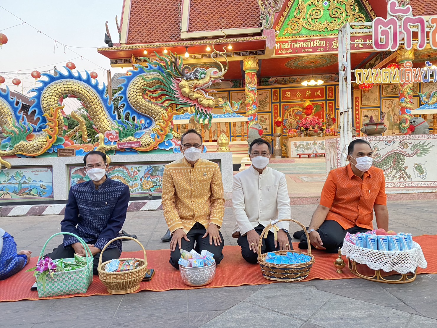 ☘พช.ยโสธรร่วมทำบุญตักบาตรย้อนยุค วิถีถิ่น วิถีไทย ถนนคนเดินยโสธร เมืองเก่าบ้านสิงห์ท่า และร่วมกันสวมใส่ผ้าไทยตามโครงการ “ผ้าไทยใส่ให้สนุก” Copy