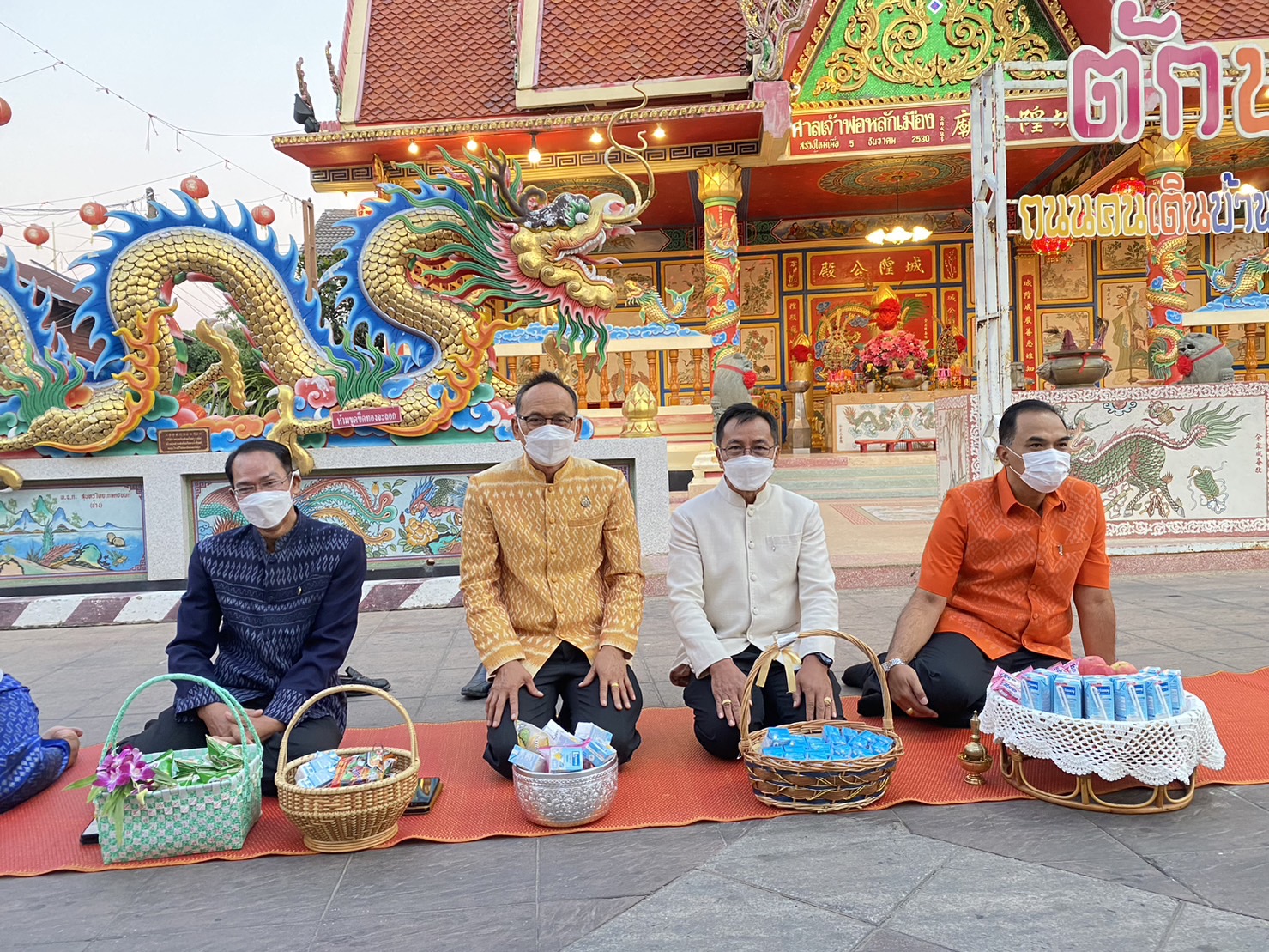 ☘พช.ยโสธรร่วมทำบุญตักบาตรย้อนยุค วิถีถิ่น วิถีไทย ถนนคนเดินยโสธร เมืองเก่าบ้านสิงห์ท่า และร่วมกันสวมใส่ผ้าไทยตามโครงการ “ผ้าไทยใส่ให้สนุก” Copy