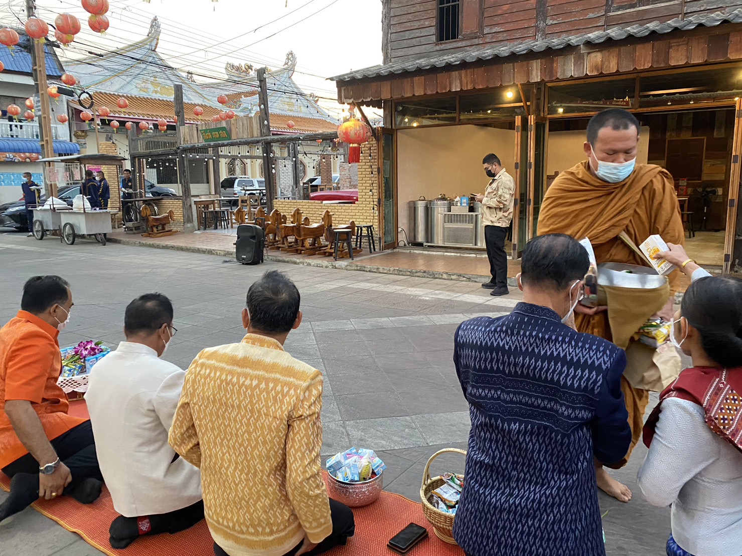 ☘พช.ยโสธรร่วมทำบุญตักบาตรย้อนยุค วิถีถิ่น วิถีไทย ถนนคนเดินยโสธร เมืองเก่าบ้านสิงห์ท่า และร่วมกันสวมใส่ผ้าไทยตามโครงการ “ผ้าไทยใส่ให้สนุก” Copy