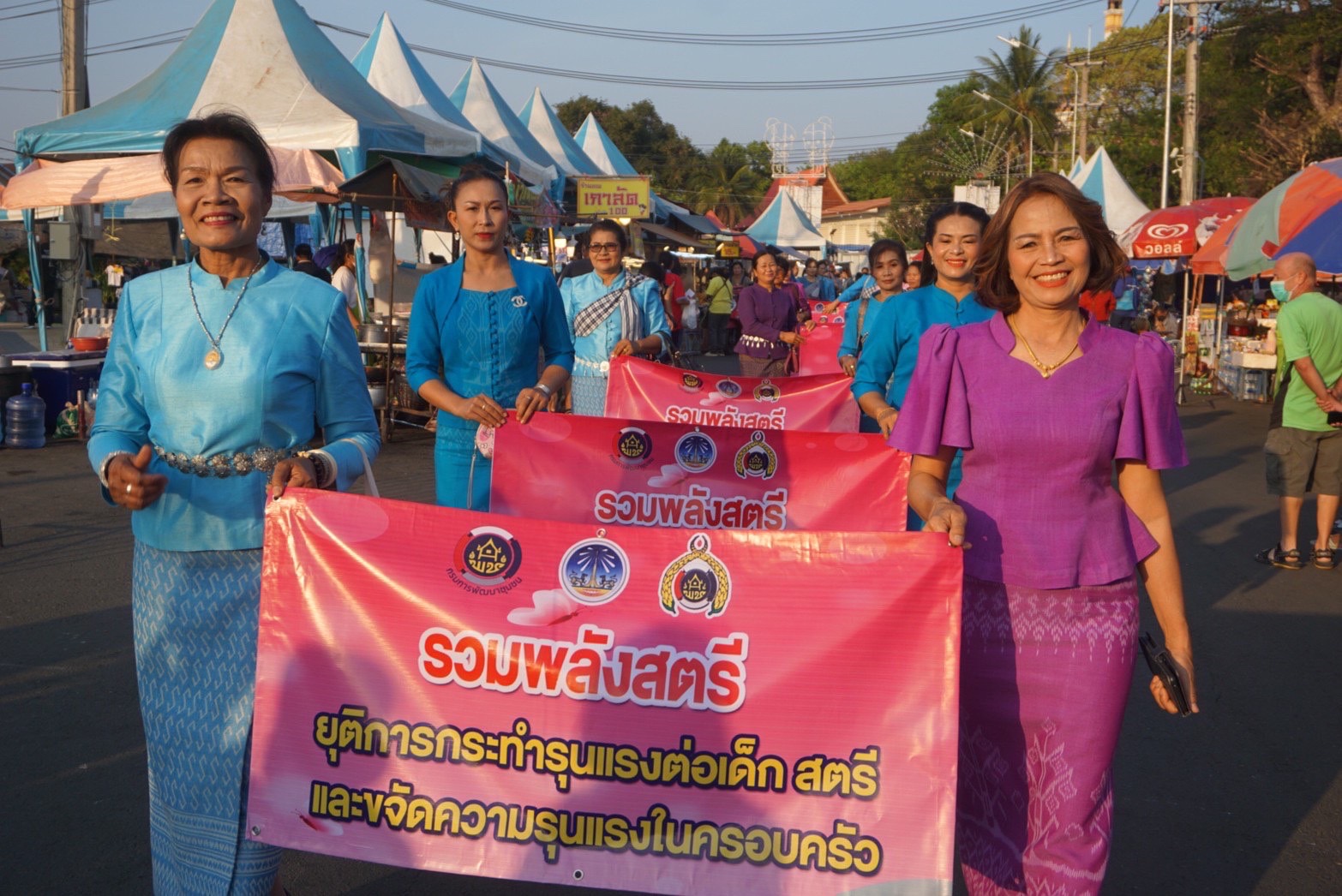 ?พช.ยโสธร เดินรณรงค์กิจกรรมงานพัฒนาชุมชนและร่วมเดินแบบผ้าไทยพื้นเมืองเนื่องในวันสตรีสากล ประจำปี 2566