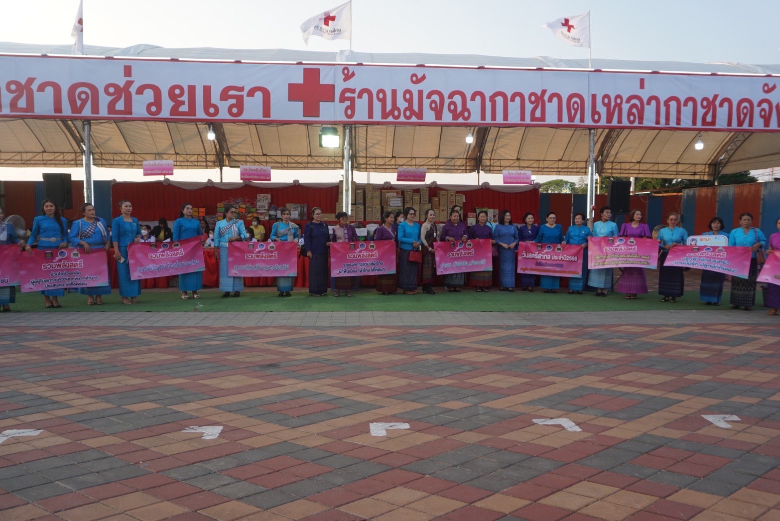 ?พช.ยโสธร เดินรณรงค์กิจกรรมงานพัฒนาชุมชนและร่วมเดินแบบผ้าไทยพื้นเมืองเนื่องในวันสตรีสากล ประจำปี 2566