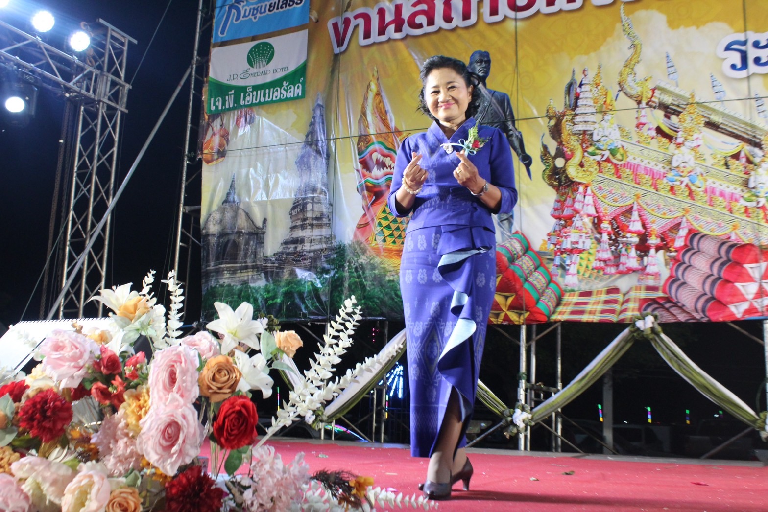?จังหวัดยโสธร จัดงานยิ่งใหญ่สุดอลังการ “สืบสานอนุรักษ์ศิลป์ ผ้าถิ่นไทย ดำรงไว้ในแผ่นดิน” ในการเดินแบบชุดผ้าไทยพื้นเมือง เพื่อการกุศล งานสถาปนาจังหวัดยโสธร ประจำปี 2566