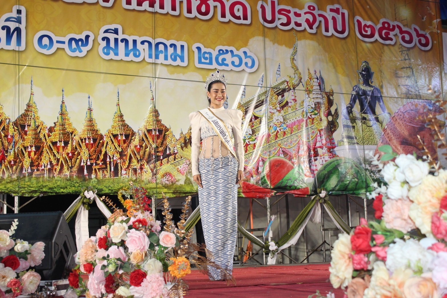 ?จังหวัดยโสธร จัดงานยิ่งใหญ่สุดอลังการ “สืบสานอนุรักษ์ศิลป์ ผ้าถิ่นไทย ดำรงไว้ในแผ่นดิน” ในการเดินแบบชุดผ้าไทยพื้นเมือง เพื่อการกุศล งานสถาปนาจังหวัดยโสธร ประจำปี 2566