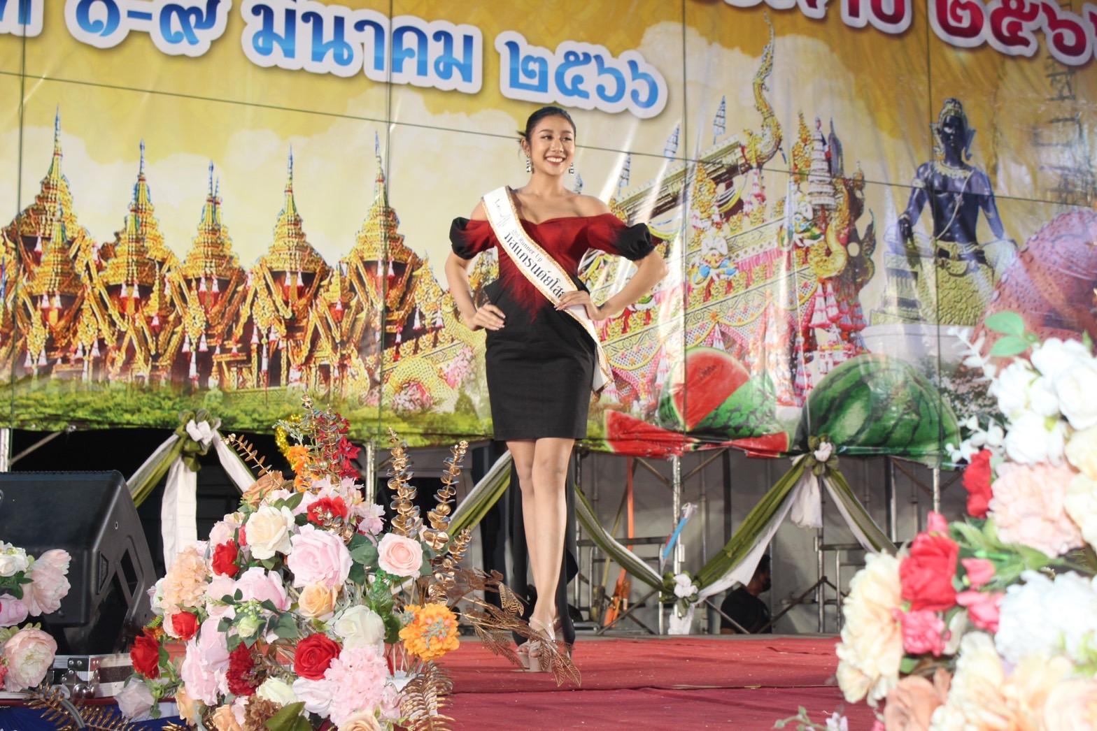 ?จังหวัดยโสธร จัดงานยิ่งใหญ่สุดอลังการ “สืบสานอนุรักษ์ศิลป์ ผ้าถิ่นไทย ดำรงไว้ในแผ่นดิน” ในการเดินแบบชุดผ้าไทยพื้นเมือง เพื่อการกุศล งานสถาปนาจังหวัดยโสธร ประจำปี 2566