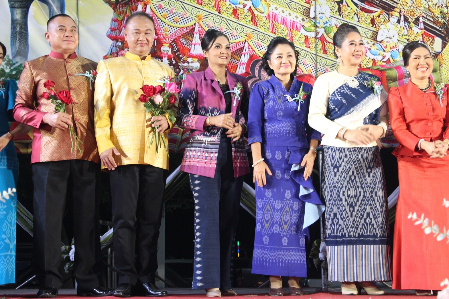 ?จังหวัดยโสธร จัดงานยิ่งใหญ่สุดอลังการ “สืบสานอนุรักษ์ศิลป์ ผ้าถิ่นไทย ดำรงไว้ในแผ่นดิน” ในการเดินแบบชุดผ้าไทยพื้นเมือง เพื่อการกุศล งานสถาปนาจังหวัดยโสธร ประจำปี 2566