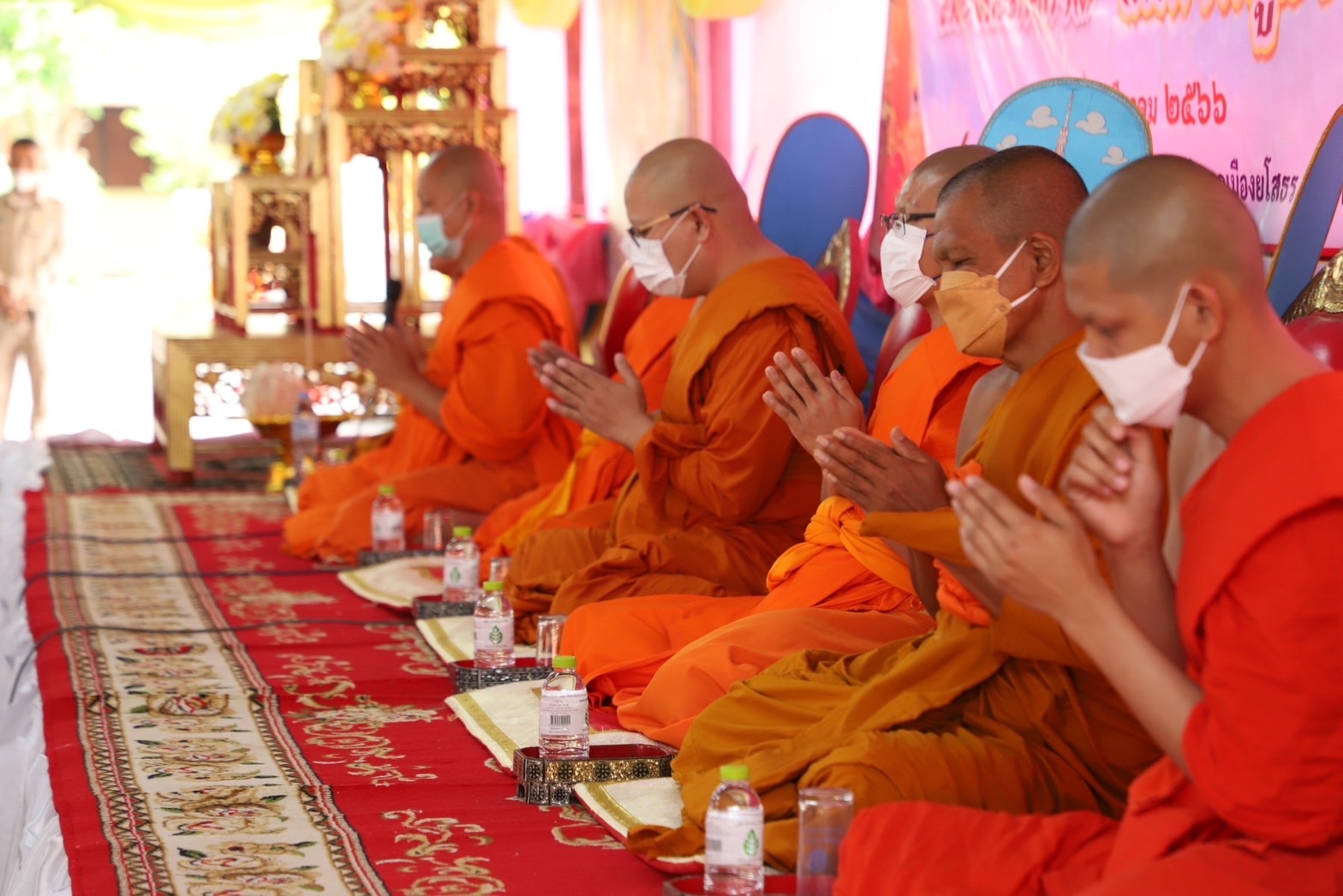 ?พช.ยโสธร ร่วมทำบุญตักบาตรพระภิกษุ สามเณร ถวายเป็นพุทธบูชา ถือศีล ปฏิบัติธรรม และให้ทานชีวิตโค กระบือ เพื่อความเป็นสิริมงคลแก่ตนเองและครอบครัว เนื่องในวันมาฆบูชา