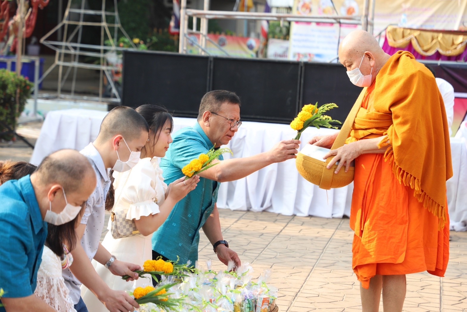 ?พช.ยโสธร ร่วมทำบุญตักบาตรพระภิกษุ สามเณร ถวายเป็นพุทธบูชา ถือศีล ปฏิบัติธรรม และให้ทานชีวิตโค กระบือ เพื่อความเป็นสิริมงคลแก่ตนเองและครอบครัว เนื่องในวันมาฆบูชา