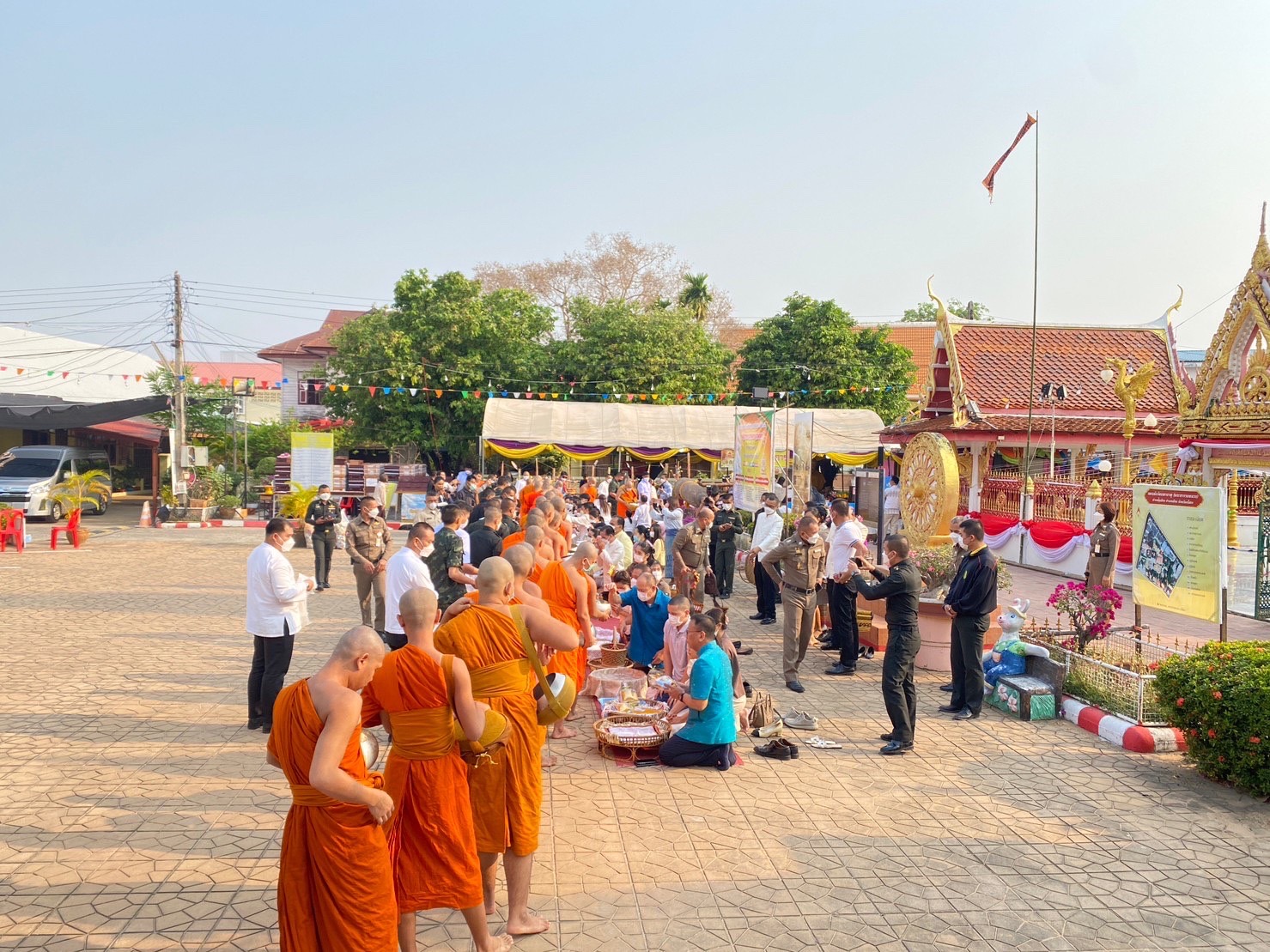 ?พช.ยโสธร ร่วมทำบุญตักบาตรพระภิกษุ สามเณร ถวายเป็นพุทธบูชา ถือศีล ปฏิบัติธรรม และให้ทานชีวิตโค กระบือ เพื่อความเป็นสิริมงคลแก่ตนเองและครอบครัว เนื่องในวันมาฆบูชา