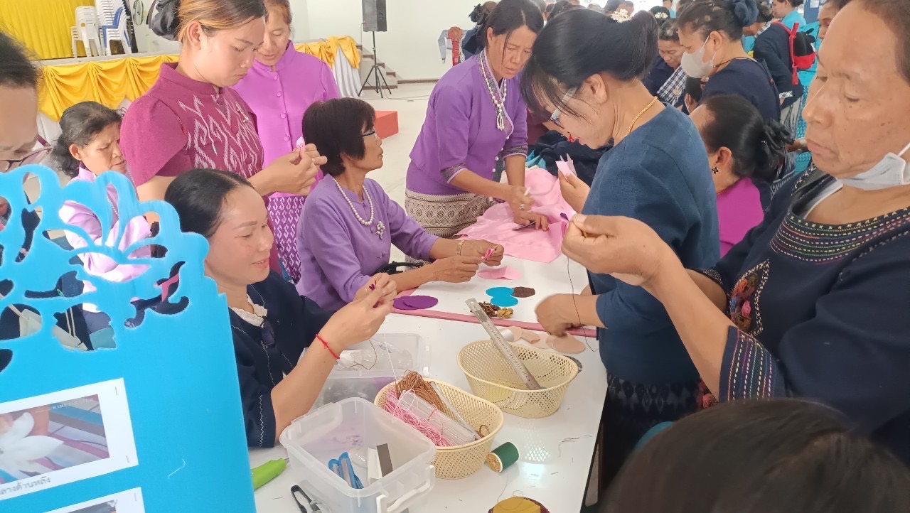 ?พช.ยโสธร ร่วมโครงการส่งเสริมทักษะสตรี เรียนรู้ด้านการพัฒนาและแปรรูปผลิตภัณฑ์ผ้าไทย ผ้าพื้นเมืองสู่การตลาดยุคใหม่ และกิจกรรมวัน สตรีสากล อำเภอเลิงนกทา จังหวัดยโสธร