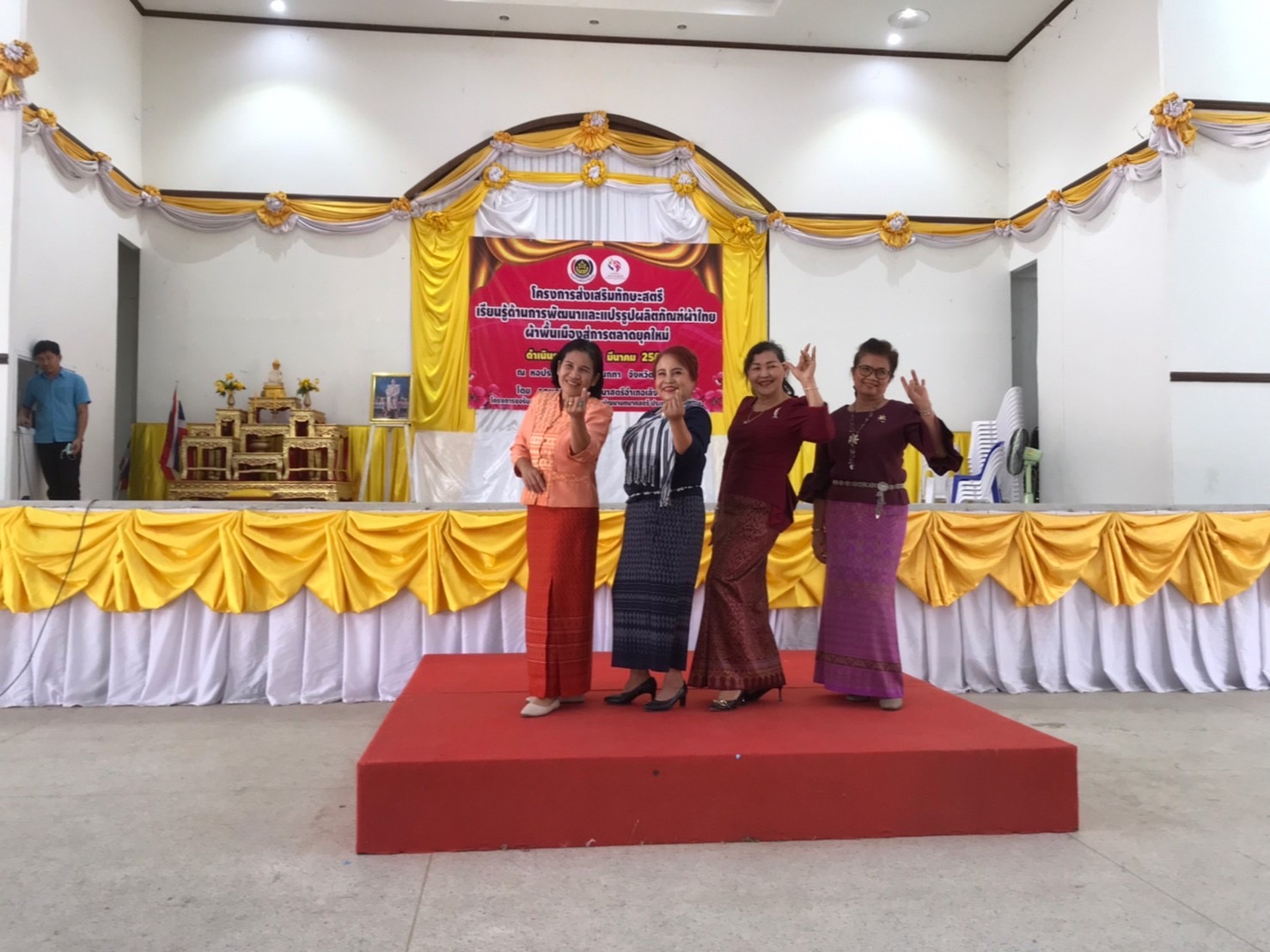 ?พช.ยโสธร ร่วมโครงการส่งเสริมทักษะสตรี เรียนรู้ด้านการพัฒนาและแปรรูปผลิตภัณฑ์ผ้าไทย ผ้าพื้นเมืองสู่การตลาดยุคใหม่ และกิจกรรมวัน สตรีสากล อำเภอเลิงนกทา จังหวัดยโสธร