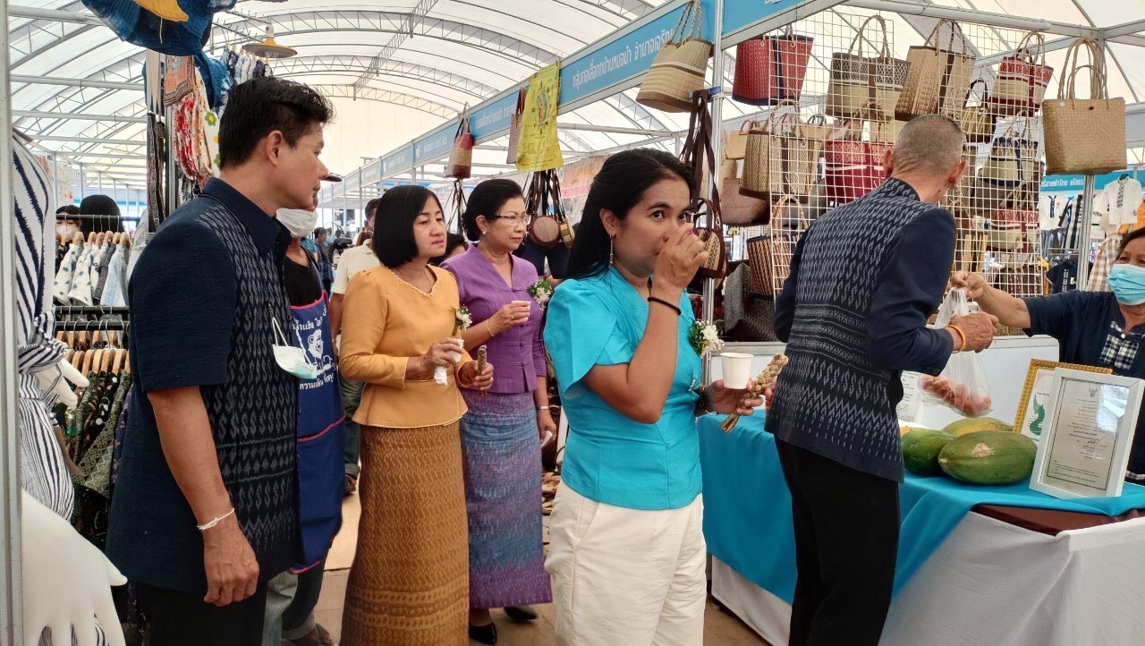 ?พช.ยโสธร ร่วมเปิดงานโครงการ “พาณิชย์ลดราคา!ออนทัวร์ ทั่วไทย จังหวัดยโสธร