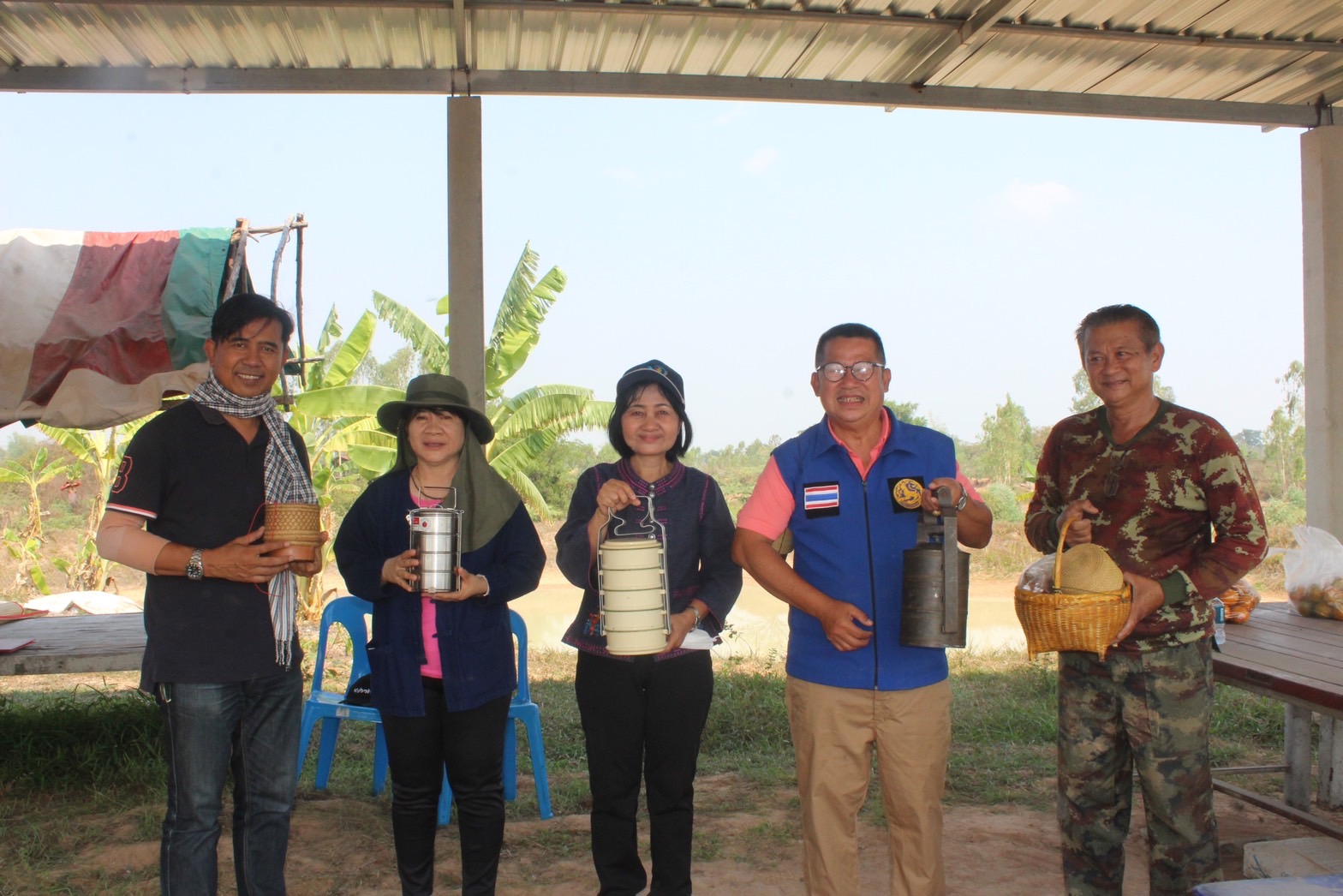 ☘พช.ยโสธร ชวนหิ้วปิ่นโต ไปเอามื้อสามัคคี ถือจอบเสียม พลิกฟื้นแผ่นดิน ณ พื้นที่เรียนรู้ชุมชนต้นแบบการพัฒนาคุณภาพชีวิต CLM ตำบลฟ้าหยาด อำเภอมหาชนะชัย จังหวัดยโสธร