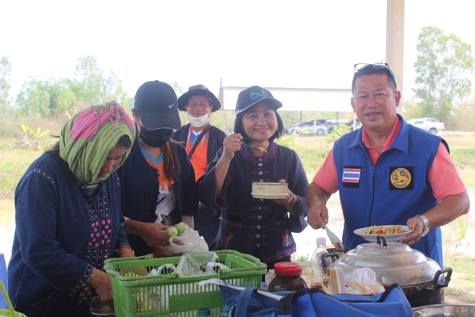 ☘พช.ยโสธร ชวนหิ้วปิ่นโต ไปเอามื้อสามัคคี ถือจอบเสียม พลิกฟื้นแผ่นดิน ณ พื้นที่เรียนรู้ชุมชนต้นแบบการพัฒนาคุณภาพชีวิต CLM ตำบลฟ้าหยาด อำเภอมหาชนะชัย จังหวัดยโสธร