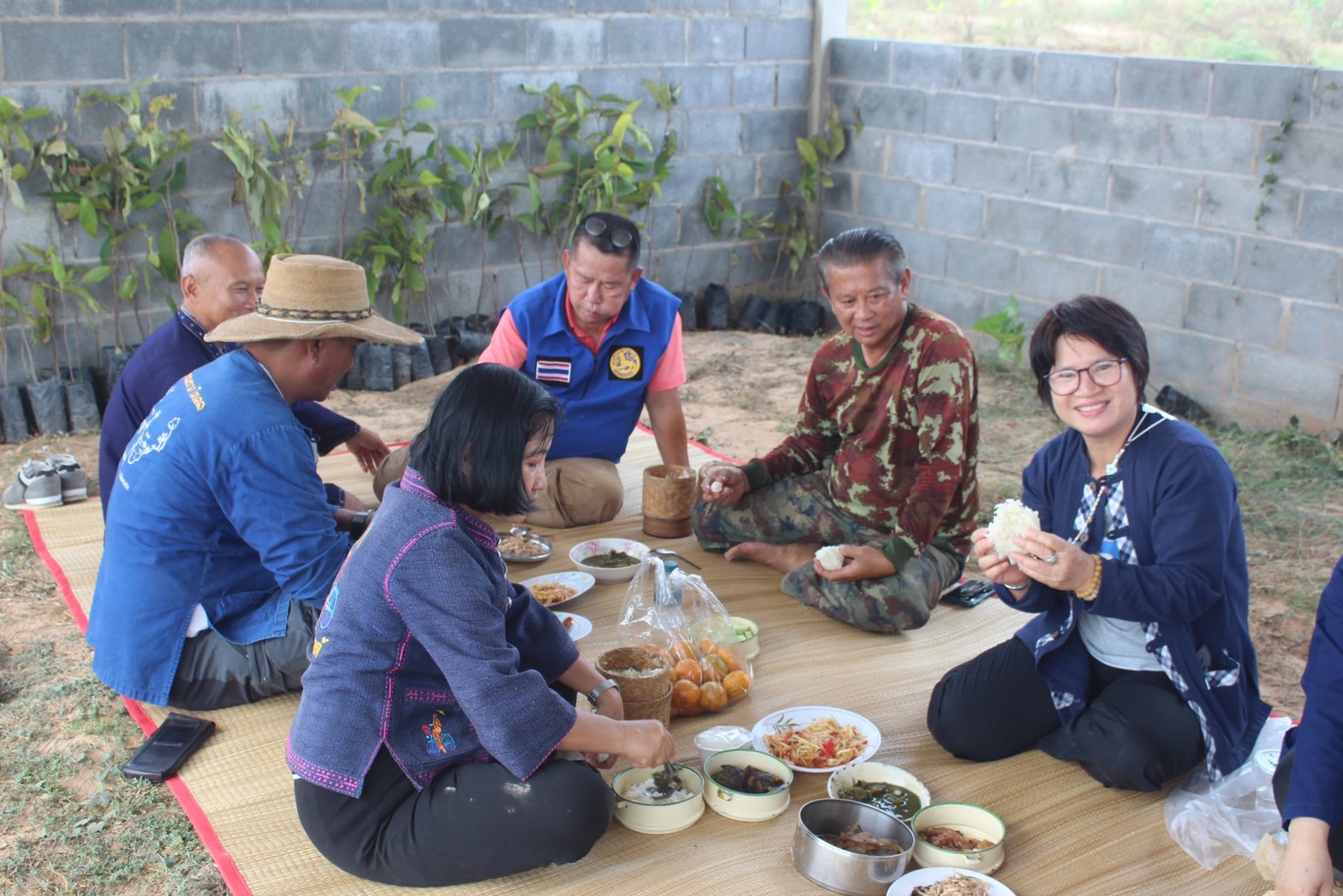 ☘พช.ยโสธร ชวนหิ้วปิ่นโต ไปเอามื้อสามัคคี ถือจอบเสียม พลิกฟื้นแผ่นดิน ณ พื้นที่เรียนรู้ชุมชนต้นแบบการพัฒนาคุณภาพชีวิต CLM ตำบลฟ้าหยาด อำเภอมหาชนะชัย จังหวัดยโสธร