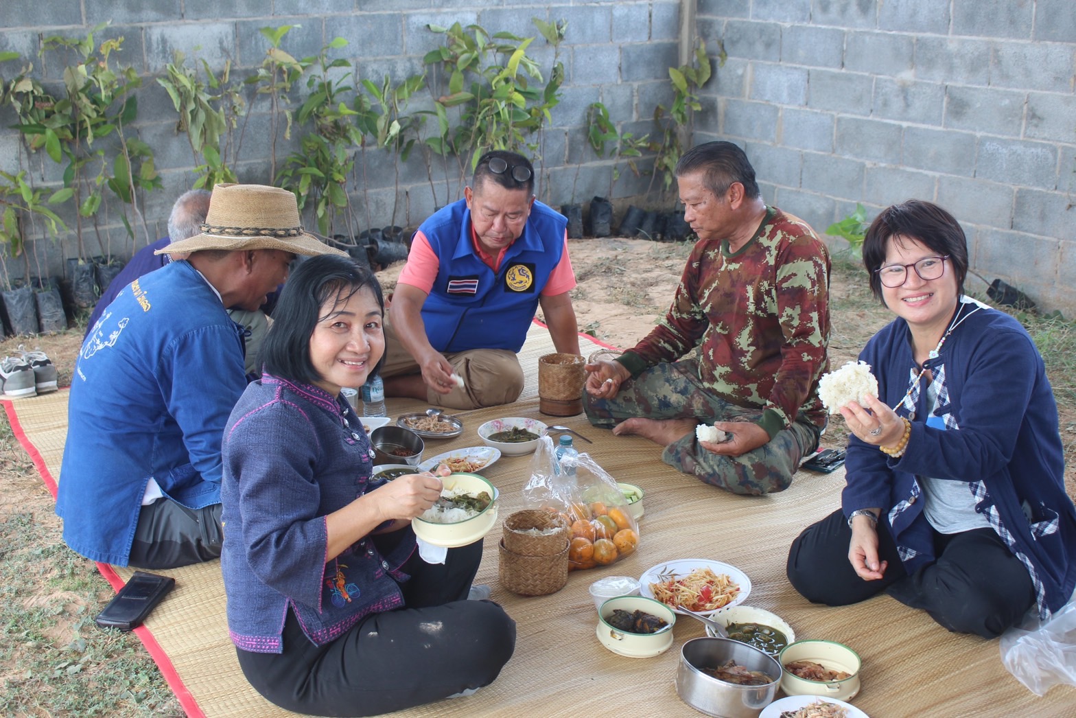 ☘พช.ยโสธร ชวนหิ้วปิ่นโต ไปเอามื้อสามัคคี ถือจอบเสียม พลิกฟื้นแผ่นดิน ณ พื้นที่เรียนรู้ชุมชนต้นแบบการพัฒนาคุณภาพชีวิต CLM ตำบลฟ้าหยาด อำเภอมหาชนะชัย จังหวัดยโสธร