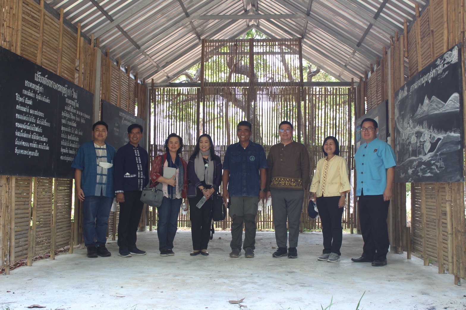 ☘ที่ปรึกษา ปลัด มท. ลงพื้นที่ เมืองบั้งไฟ ติดตามสนับสนุนศูนย์เรียนรู้ชุมชนต้นแบบการพัฒนาคุณภาพชีวิต ศูนย์เรียนรู้ CLM อำเภอมหาชนะชัย จังหวัดยโสธร