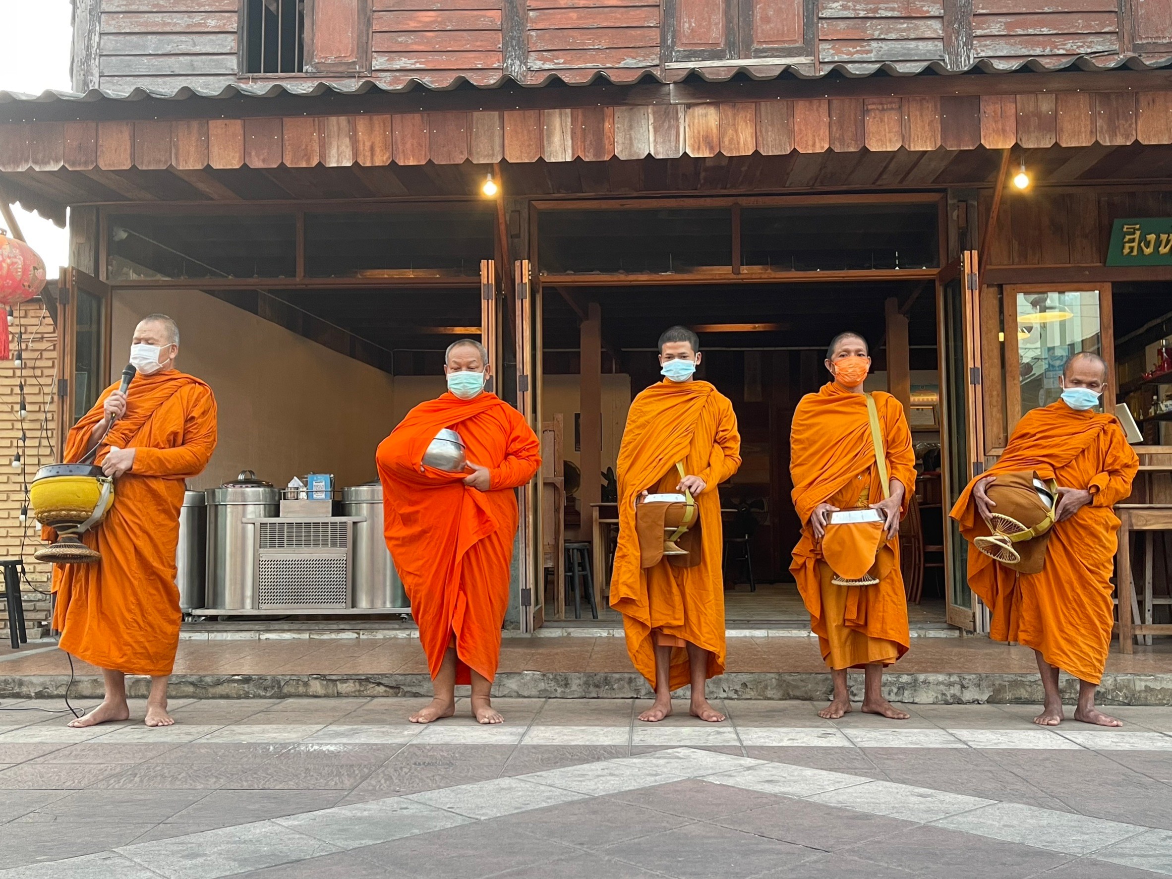 ☘พช.ยโสธรร่วมทำบุญตักบาตรย้อนยุค วิถีถิ่น วิถีไทย ถนนคนเดินยโสธร เมืองเก่าบ้านสิงห์ท่า และร่วมกันสวมใส่ผ้าไทยตามโครงการ “ผ้าไทยใส่ให้สนุก” Copy