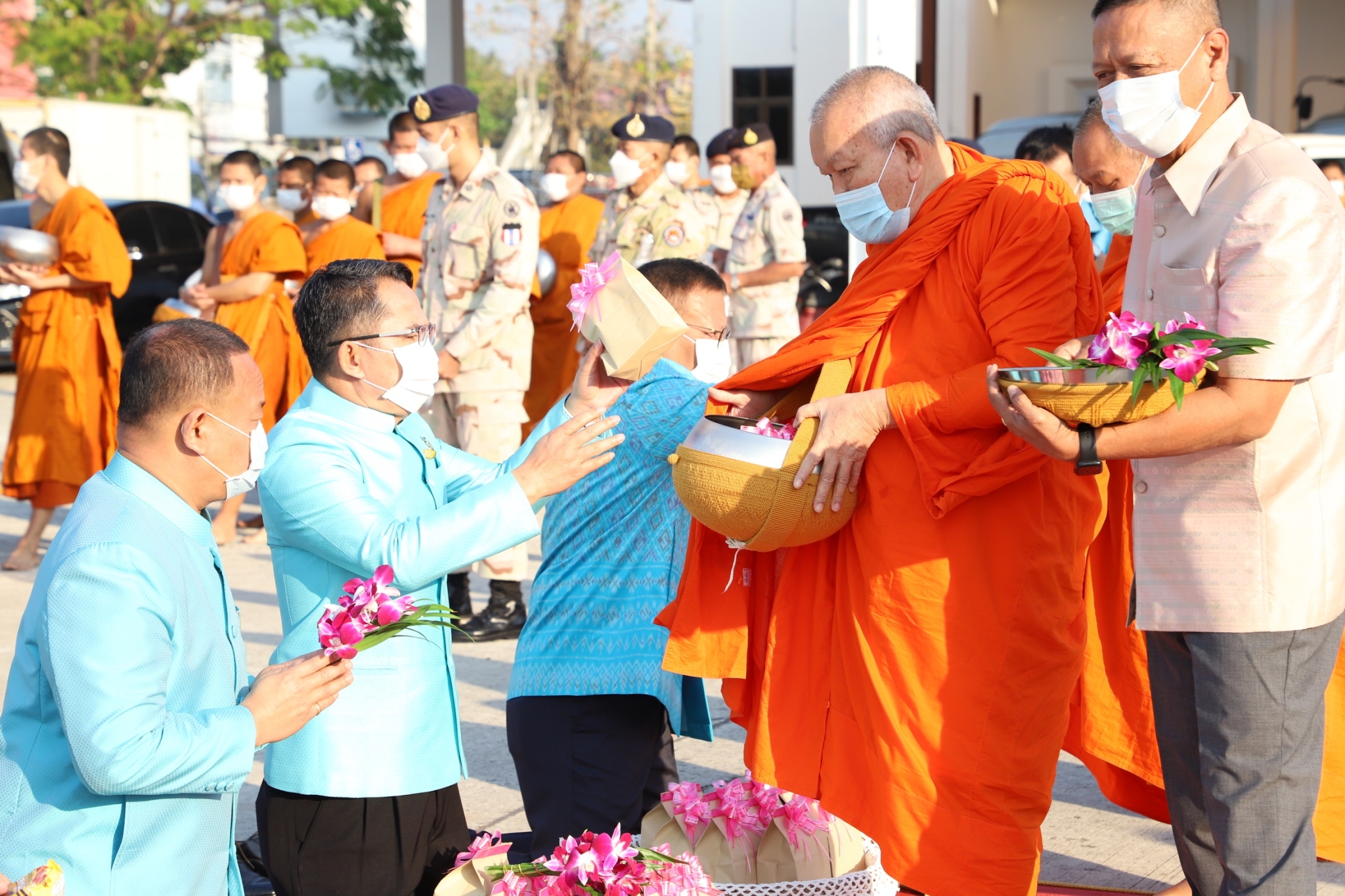 ?พช.ยโสธร ร่วมกิจกรรมทำบุญตักบาตร นำสู่ทาน ศีลและการสงเคราะห์เพื่อนำอาหารและสิ่งของช่วยเหลือ ผู้ได้รับความเดือดร้อน (TPMAP/ThaiQM) ผู้ด้อยโอกาส/กลุ่มเปราะบาง จังหวัดยโสธร ประจำปี พ.ศ.2566 ภายใต้โครงการขจัดความยากจนพัฒนาคนทุกช่วงวัยอย่างยั่งยืนตามหลัก ปรัชญาของเศรษฐกิจพอเพียง