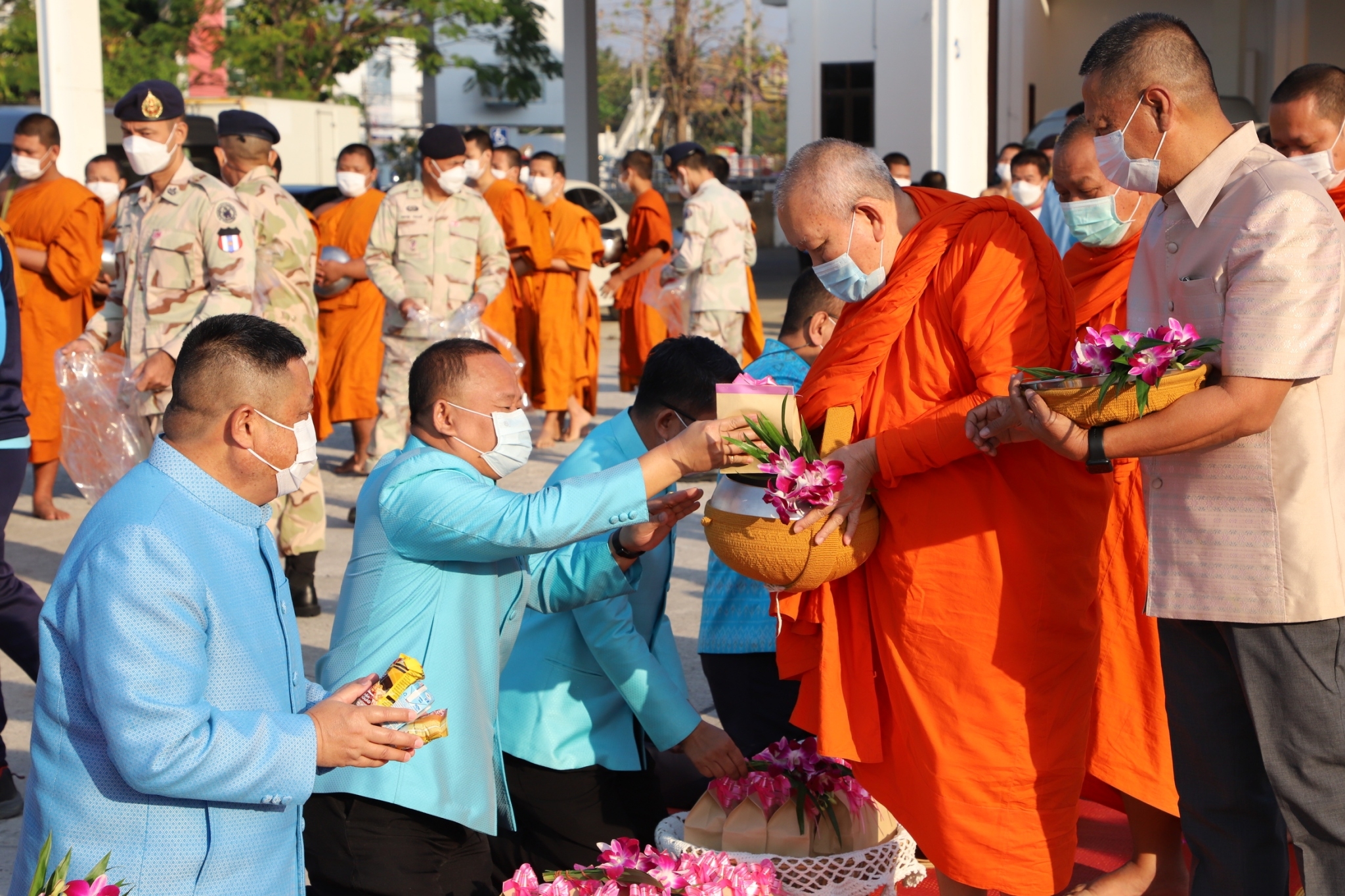 ?พช.ยโสธร ร่วมกิจกรรมทำบุญตักบาตร นำสู่ทาน ศีลและการสงเคราะห์เพื่อนำอาหารและสิ่งของช่วยเหลือ ผู้ได้รับความเดือดร้อน (TPMAP/ThaiQM) ผู้ด้อยโอกาส/กลุ่มเปราะบาง จังหวัดยโสธร ประจำปี พ.ศ.2566 ภายใต้โครงการขจัดความยากจนพัฒนาคนทุกช่วงวัยอย่างยั่งยืนตามหลัก ปรัชญาของเศรษฐกิจพอเพียง