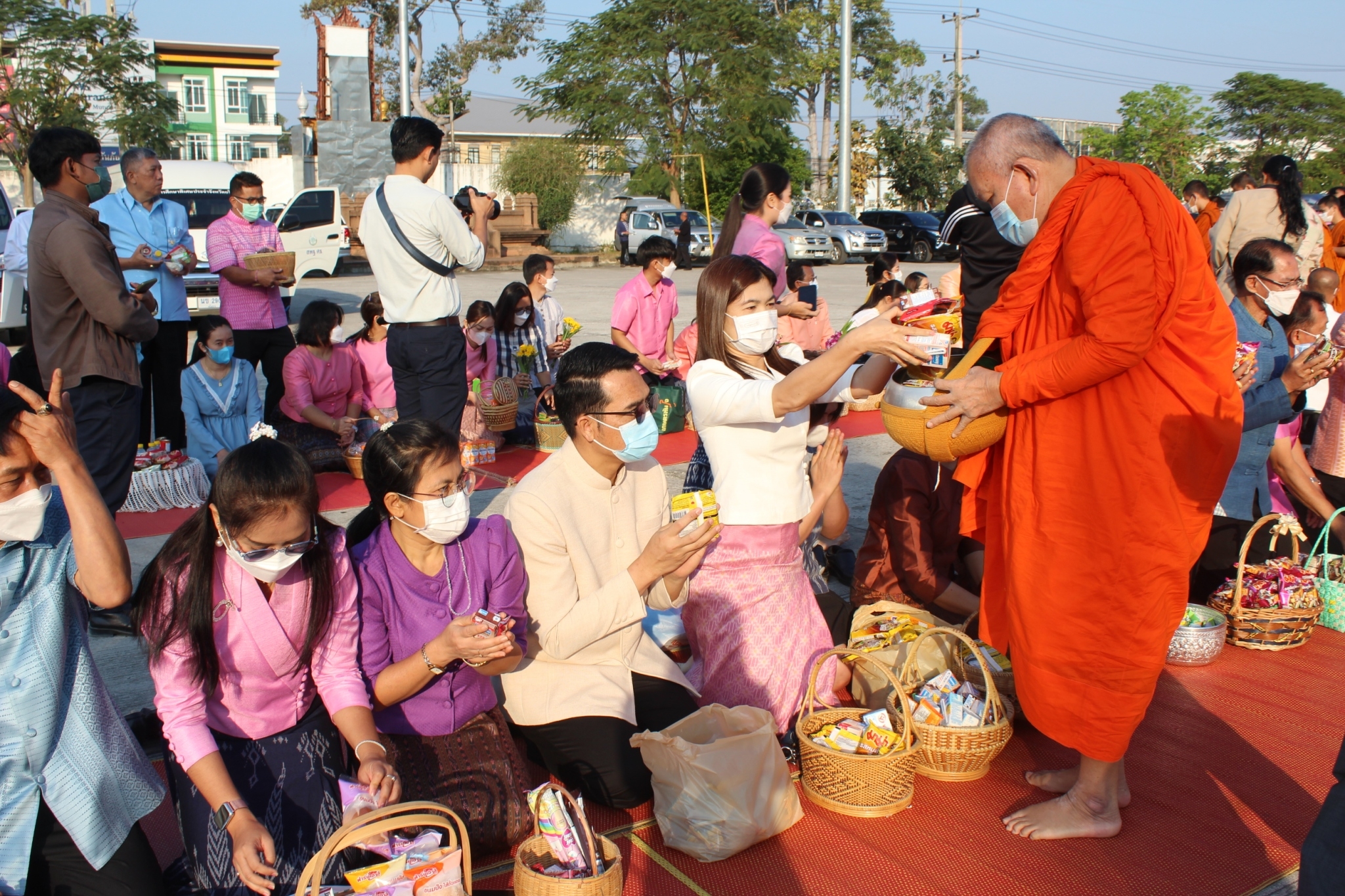 ?พช.ยโสธร ร่วมกิจกรรมทำบุญตักบาตร นำสู่ทาน ศีลและการสงเคราะห์เพื่อนำอาหารและสิ่งของช่วยเหลือ ผู้ได้รับความเดือดร้อน (TPMAP/ThaiQM) ผู้ด้อยโอกาส/กลุ่มเปราะบาง จังหวัดยโสธร ประจำปี พ.ศ.2566 ภายใต้โครงการขจัดความยากจนพัฒนาคนทุกช่วงวัยอย่างยั่งยืนตามหลัก ปรัชญาของเศรษฐกิจพอเพียง
