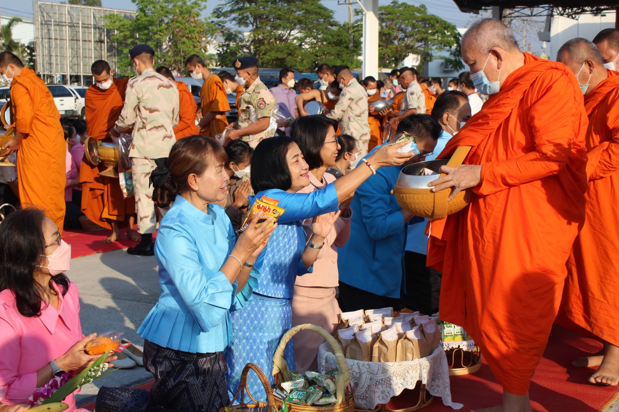 ?พช.ยโสธร ร่วมกิจกรรมทำบุญตักบาตร นำสู่ทาน ศีลและการสงเคราะห์เพื่อนำอาหารและสิ่งของช่วยเหลือ ผู้ได้รับความเดือดร้อน (TPMAP/ThaiQM) ผู้ด้อยโอกาส/กลุ่มเปราะบาง จังหวัดยโสธร ประจำปี พ.ศ.2566 ภายใต้โครงการขจัดความยากจนพัฒนาคนทุกช่วงวัยอย่างยั่งยืนตามหลัก ปรัชญาของเศรษฐกิจพอเพียง