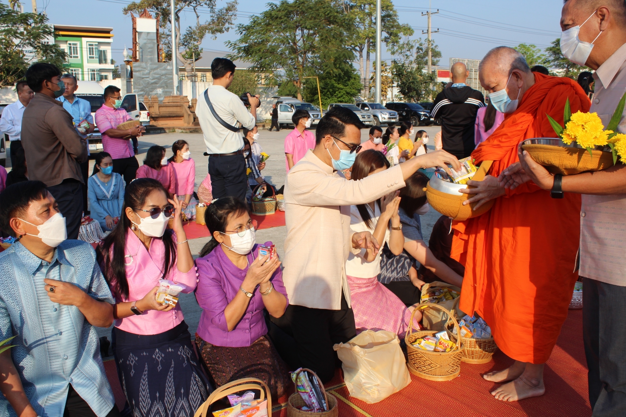 ?พช.ยโสธร ร่วมกิจกรรมทำบุญตักบาตร นำสู่ทาน ศีลและการสงเคราะห์เพื่อนำอาหารและสิ่งของช่วยเหลือ ผู้ได้รับความเดือดร้อน (TPMAP/ThaiQM) ผู้ด้อยโอกาส/กลุ่มเปราะบาง จังหวัดยโสธร ประจำปี พ.ศ.2566 ภายใต้โครงการขจัดความยากจนพัฒนาคนทุกช่วงวัยอย่างยั่งยืนตามหลัก ปรัชญาของเศรษฐกิจพอเพียง