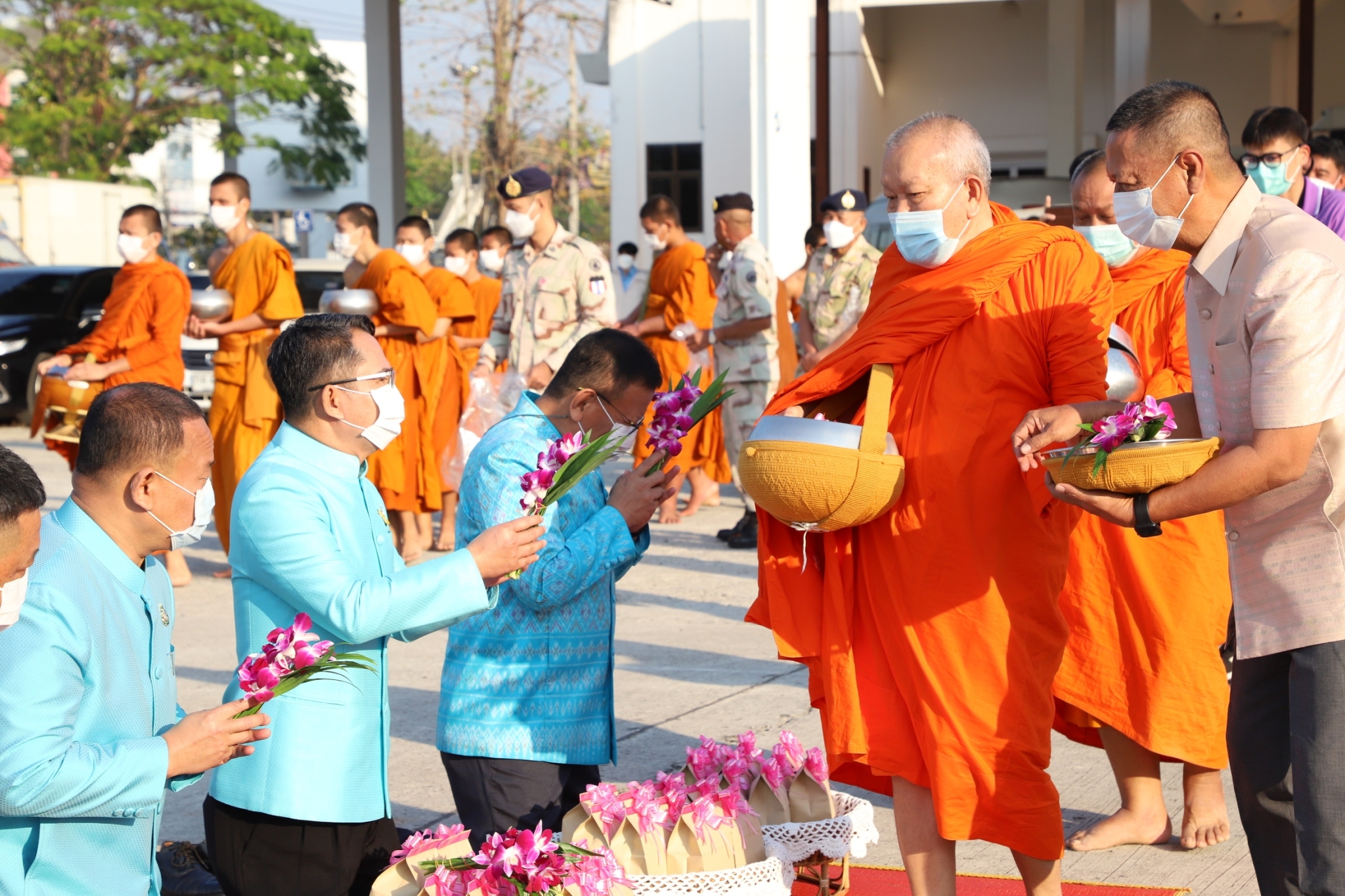 ?พช.ยโสธร ร่วมกิจกรรมทำบุญตักบาตร นำสู่ทาน ศีลและการสงเคราะห์เพื่อนำอาหารและสิ่งของช่วยเหลือ ผู้ได้รับความเดือดร้อน (TPMAP/ThaiQM) ผู้ด้อยโอกาส/กลุ่มเปราะบาง จังหวัดยโสธร ประจำปี พ.ศ.2566 ภายใต้โครงการขจัดความยากจนพัฒนาคนทุกช่วงวัยอย่างยั่งยืนตามหลัก ปรัชญาของเศรษฐกิจพอเพียง