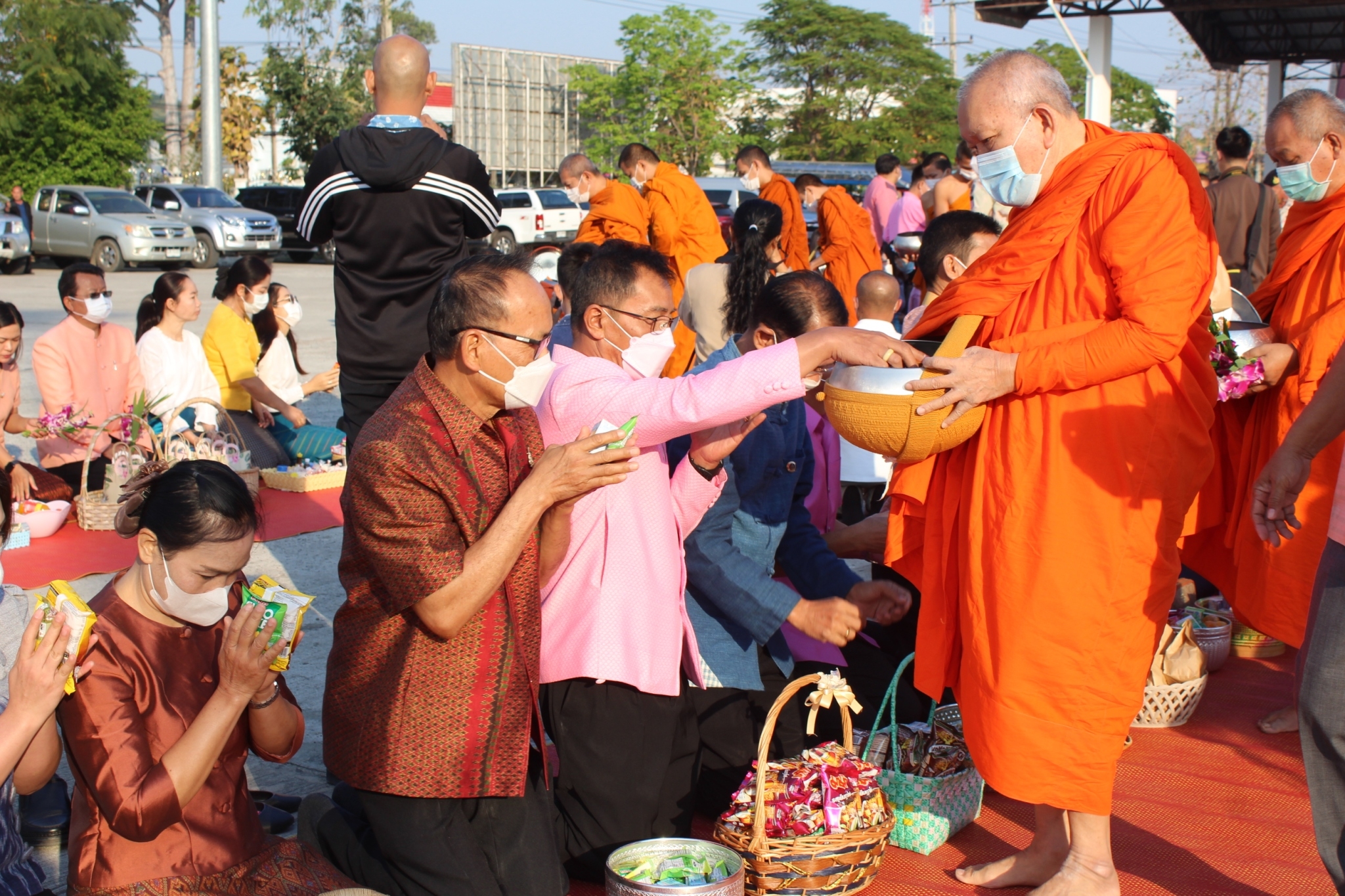 ?พช.ยโสธร ร่วมกิจกรรมทำบุญตักบาตร นำสู่ทาน ศีลและการสงเคราะห์เพื่อนำอาหารและสิ่งของช่วยเหลือ ผู้ได้รับความเดือดร้อน (TPMAP/ThaiQM) ผู้ด้อยโอกาส/กลุ่มเปราะบาง จังหวัดยโสธร ประจำปี พ.ศ.2566 ภายใต้โครงการขจัดความยากจนพัฒนาคนทุกช่วงวัยอย่างยั่งยืนตามหลัก ปรัชญาของเศรษฐกิจพอเพียง