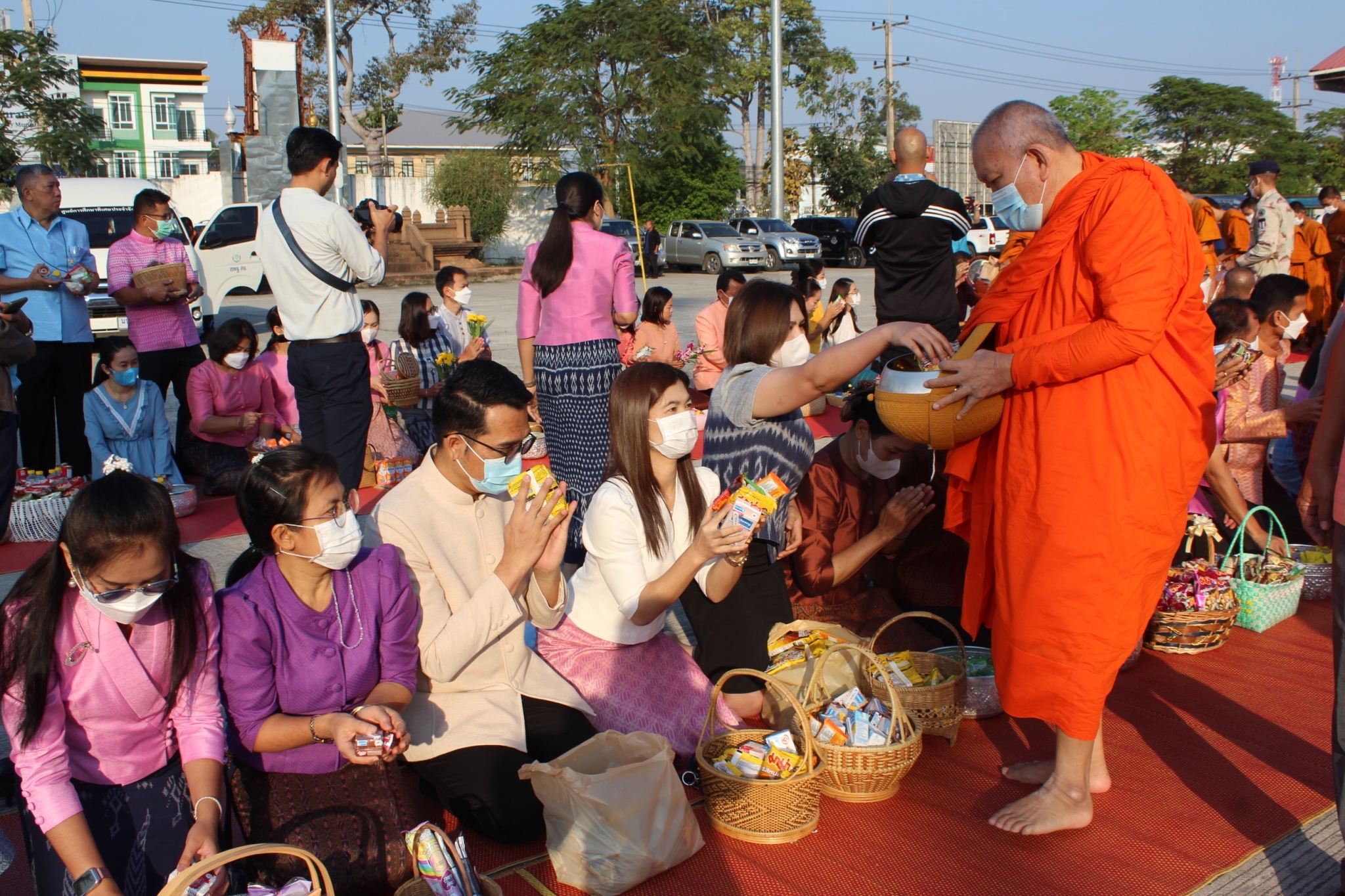 ?พช.ยโสธร ร่วมกิจกรรมทำบุญตักบาตร นำสู่ทาน ศีลและการสงเคราะห์เพื่อนำอาหารและสิ่งของช่วยเหลือ ผู้ได้รับความเดือดร้อน (TPMAP/ThaiQM) ผู้ด้อยโอกาส/กลุ่มเปราะบาง จังหวัดยโสธร ประจำปี พ.ศ.2566 ภายใต้โครงการขจัดความยากจนพัฒนาคนทุกช่วงวัยอย่างยั่งยืนตามหลัก ปรัชญาของเศรษฐกิจพอเพียง