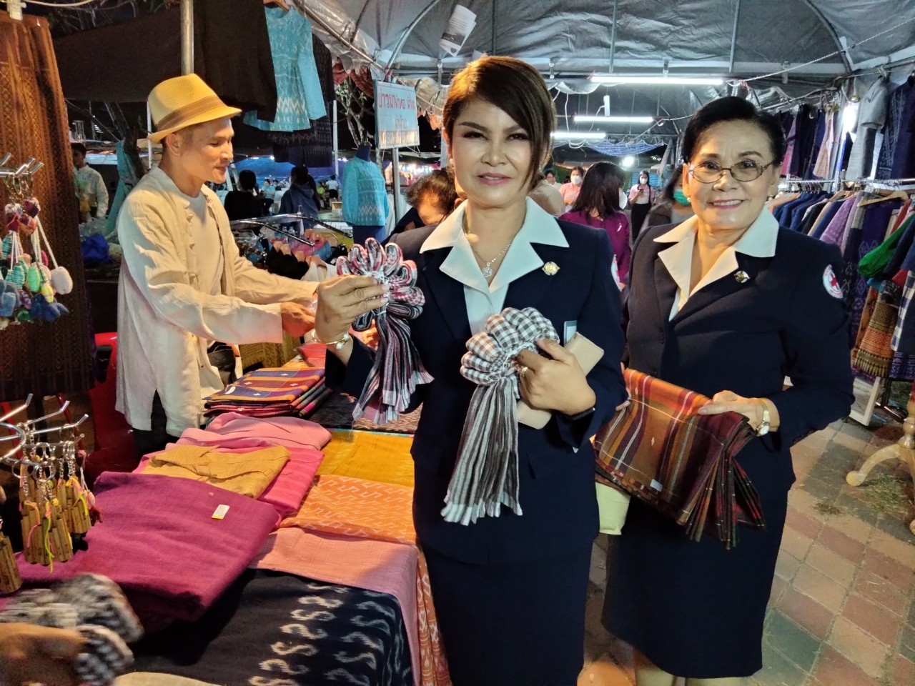 พ่อเมืองยโสธร เยี่ยมชมและให้กำลังใจผู้ผลิต ผู้ประกอบการ OTOP ที่ร่วมจำหน่ายสินค้า OTOP และกลุ่มอาชีพจากกองทุนพัฒนาบทบาทสตรี ในงานสถาปนาจังหวัดยโสธร ปี 2566