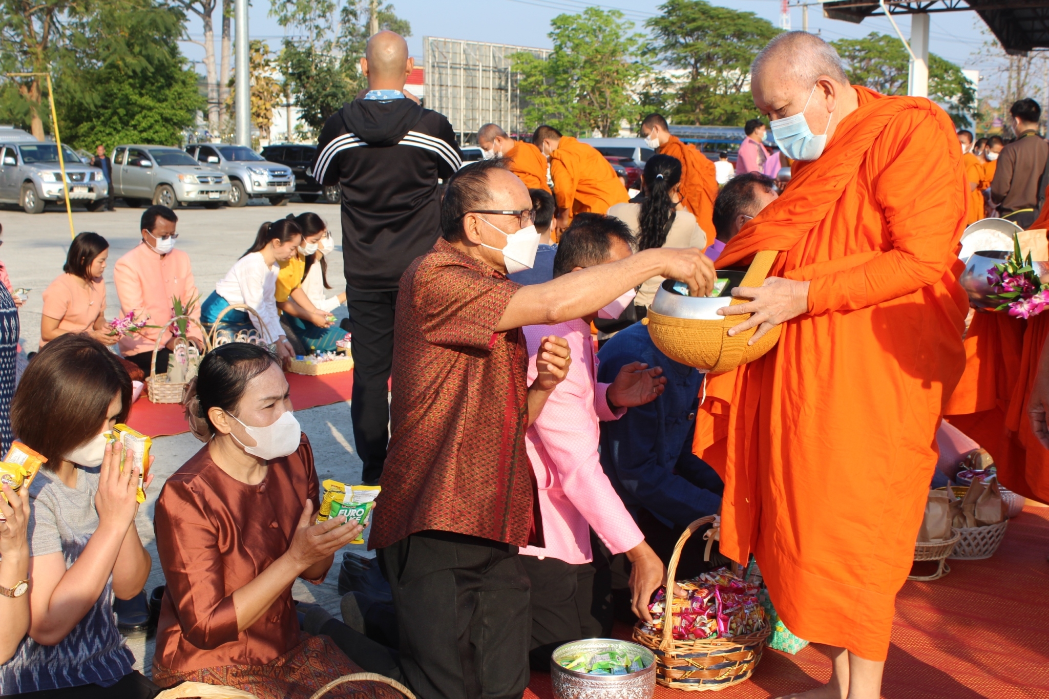 ?พช.ยโสธร ร่วมกิจกรรมทำบุญตักบาตร นำสู่ทาน ศีลและการสงเคราะห์เพื่อนำอาหารและสิ่งของช่วยเหลือ ผู้ได้รับความเดือดร้อน (TPMAP/ThaiQM) ผู้ด้อยโอกาส/กลุ่มเปราะบาง จังหวัดยโสธร ประจำปี พ.ศ.2566 ภายใต้โครงการขจัดความยากจนพัฒนาคนทุกช่วงวัยอย่างยั่งยืนตามหลัก ปรัชญาของเศรษฐกิจพอเพียง